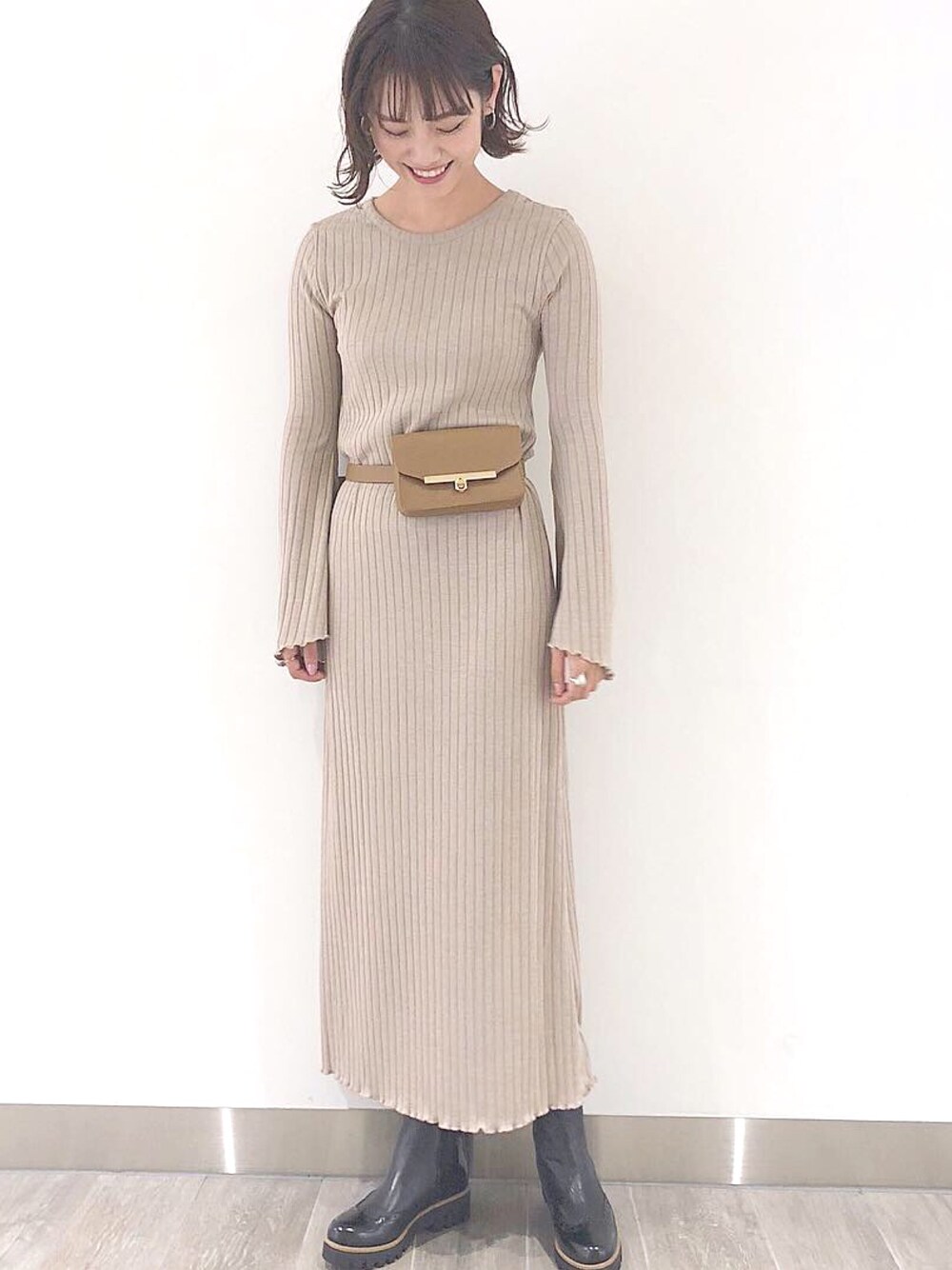 ホワイト系のワンピース、イエロー系のボディバッグ/ウエストポーチ、ブラック系のブーツを着用したレディースの秋コーディネートの1枚目の写真