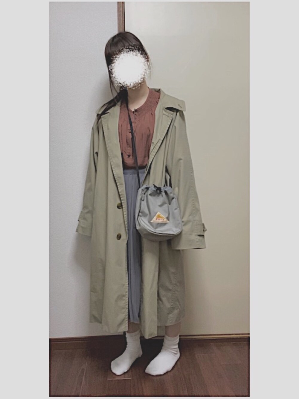 「低身長、春夏コーデ、低身長コーデ、カジュアル、部屋撮り、相互フォロー、ロングコート、プリーツスカート」｜「KEENのアイテム（ショルダーバッグ、グレー系）」を使った、Mochi さん（レディース・147cm）の春コーディネートの1枚目の写真