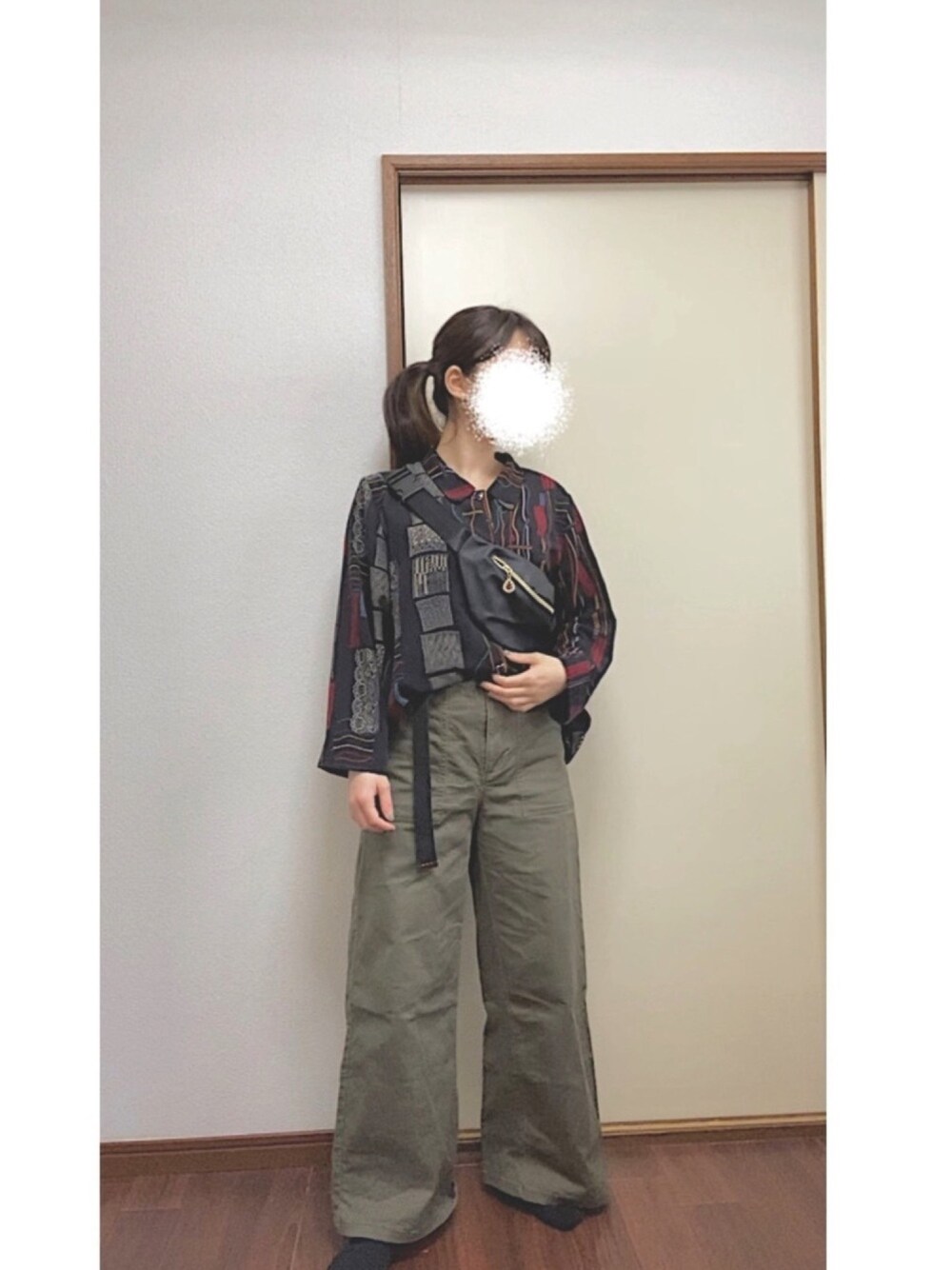 「部屋撮り、低身長、低身長コーデ、相互フォロー、古着MIX、柄シャツ、ガチャベルト、ワイドパンツ」｜「VINTAGEのアイテム（シャツ/ブラウス、その他）」を使った、Mochi さん（レディース・147cm）の春コーディネートの1枚目の写真