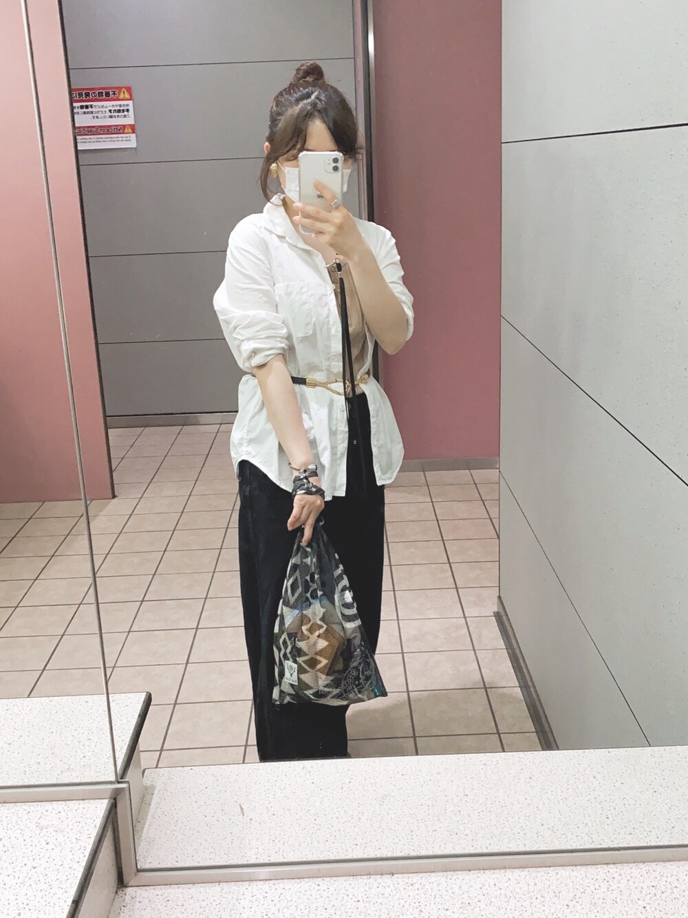 「カジュアル、メッシュバッグ、白シャツ、カーブパンツ、ベルト、低身長、低身長コーデ、タンクトップ、ネペンテス」｜「UNIQLOのプレミアムリネンシャツ（長袖）（シャツ/ブラウス、ホワイト系）」を使った、Mochi さん（レディース・147cm）の夏コーディネートの1枚目の写真