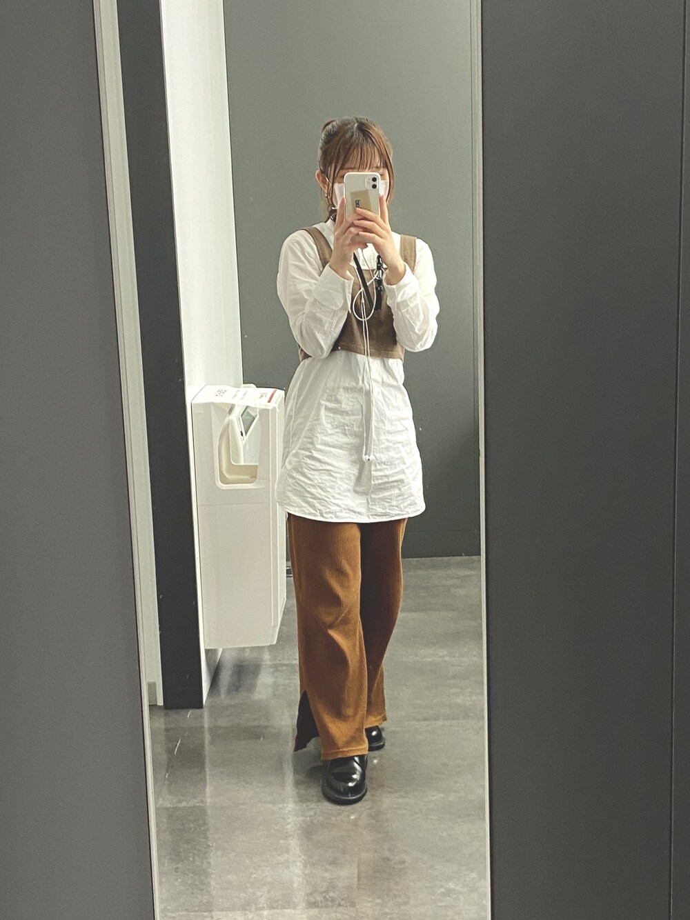 「秋服、低身長、低身長コーデ、ビスチェ、ブラウン、白シャツ、GU」｜「GUのアイテム（パンツ、ブラウン系）」を使った、Mochi さん（レディース・147cm）の秋コーディネートの1枚目の写真