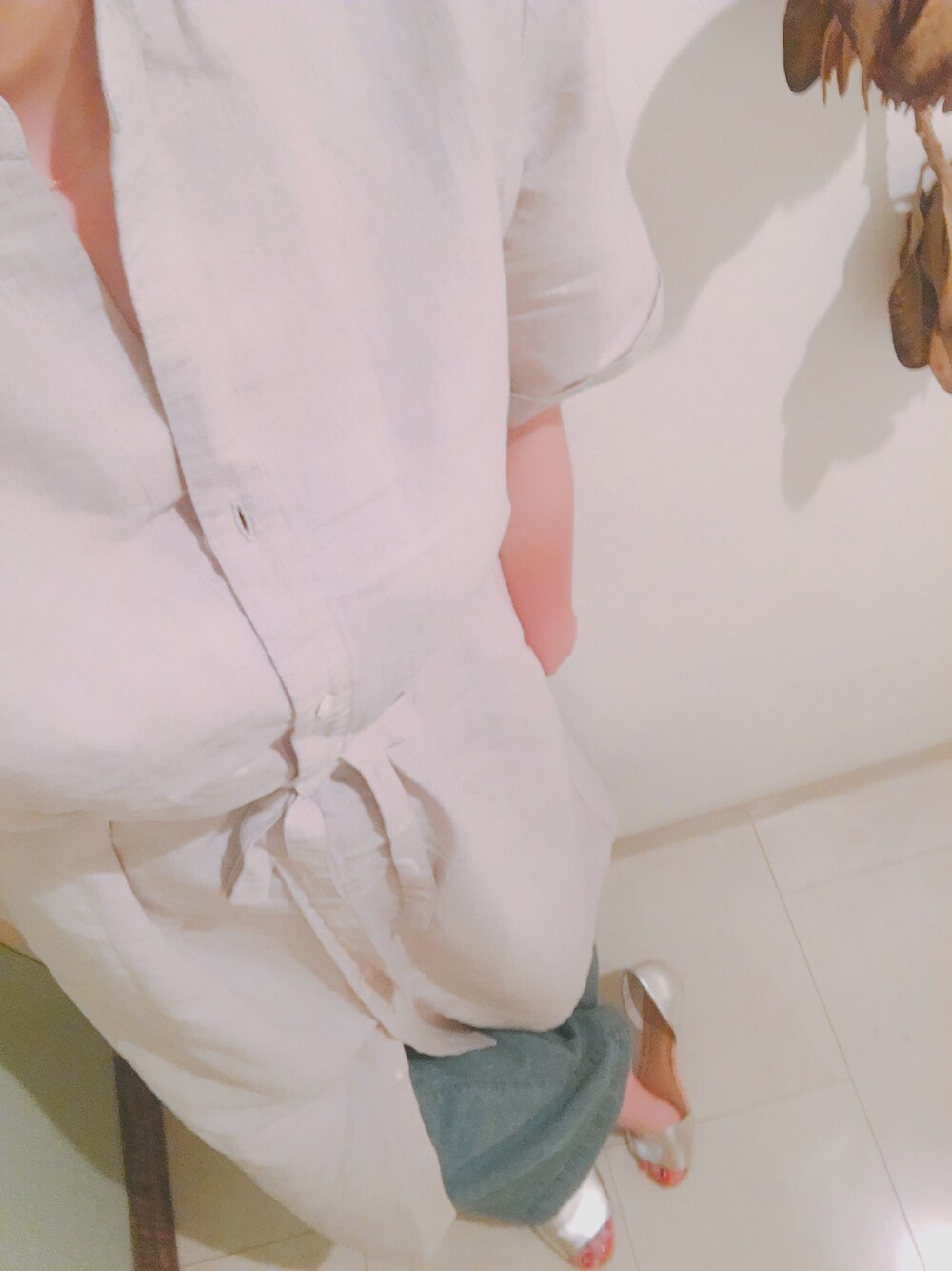 「シャツワンピ、ワイドデニム、シルバーシューズ、カジュアル」｜「UNIQLOのアイテム（シャツワンピース、ベージュ系）」を使った、hidemiさん（レディース・165cm）の夏コーディネートの1枚目の写真