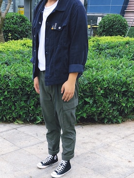 「H&M（エイチ・アンド・エム）のアイテム（Tシャツ/カットソー、ホワイト系）」を使った、仔仔和半半さん（メンズ・180cm）の春コーディネート
