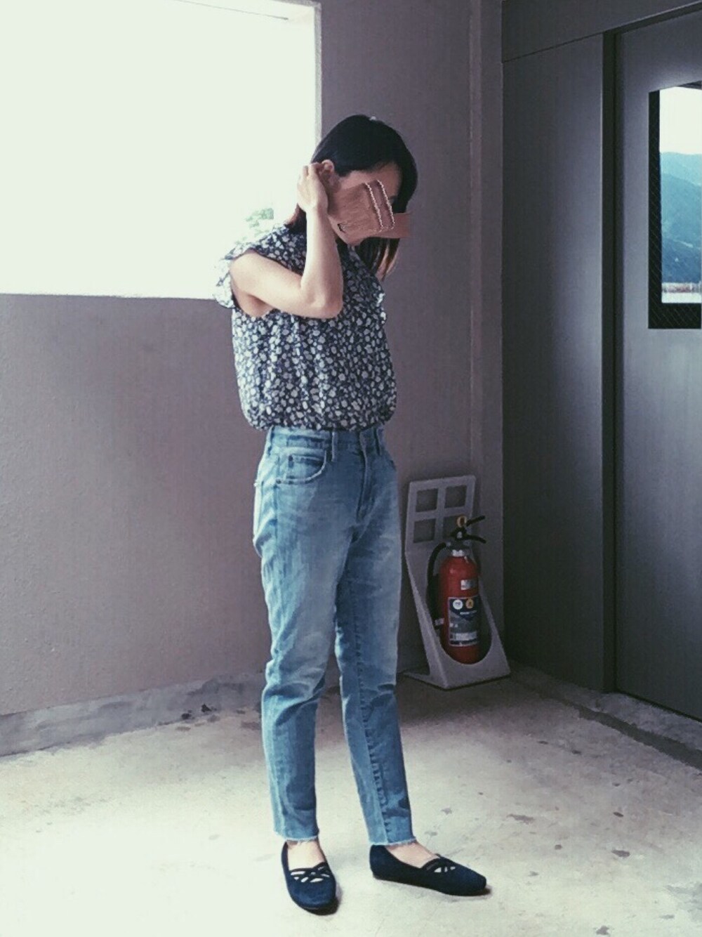 「w closetの花柄シフォンブラウス（シャツ/ブラウス、ブルー系）」を使った、erikoさん（レディース・156cm）の夏コーディネートの1枚目の写真