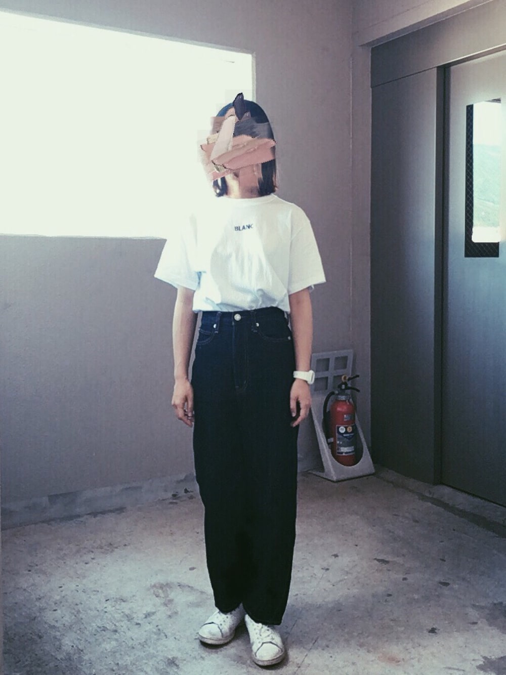 「KBFのスモールロゴTEE（Tシャツ/カットソー、ホワイト系）」を使った、erikoさん（レディース・156cm）の夏コーディネートの1枚目の写真
