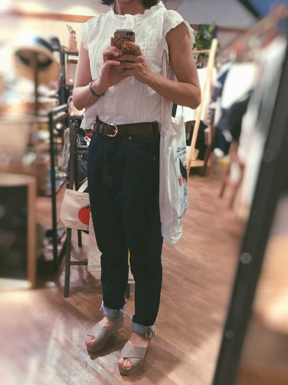「wcloset、オトナカジュアル、デニムコーデ、ブラウス×デニム」｜「w closetのピンタックレースノースリブラウス（シャツ/ブラウス、ホワイト系）」を使った、erikoさん（レディース・156cm）の夏コーディネートの1枚目の写真