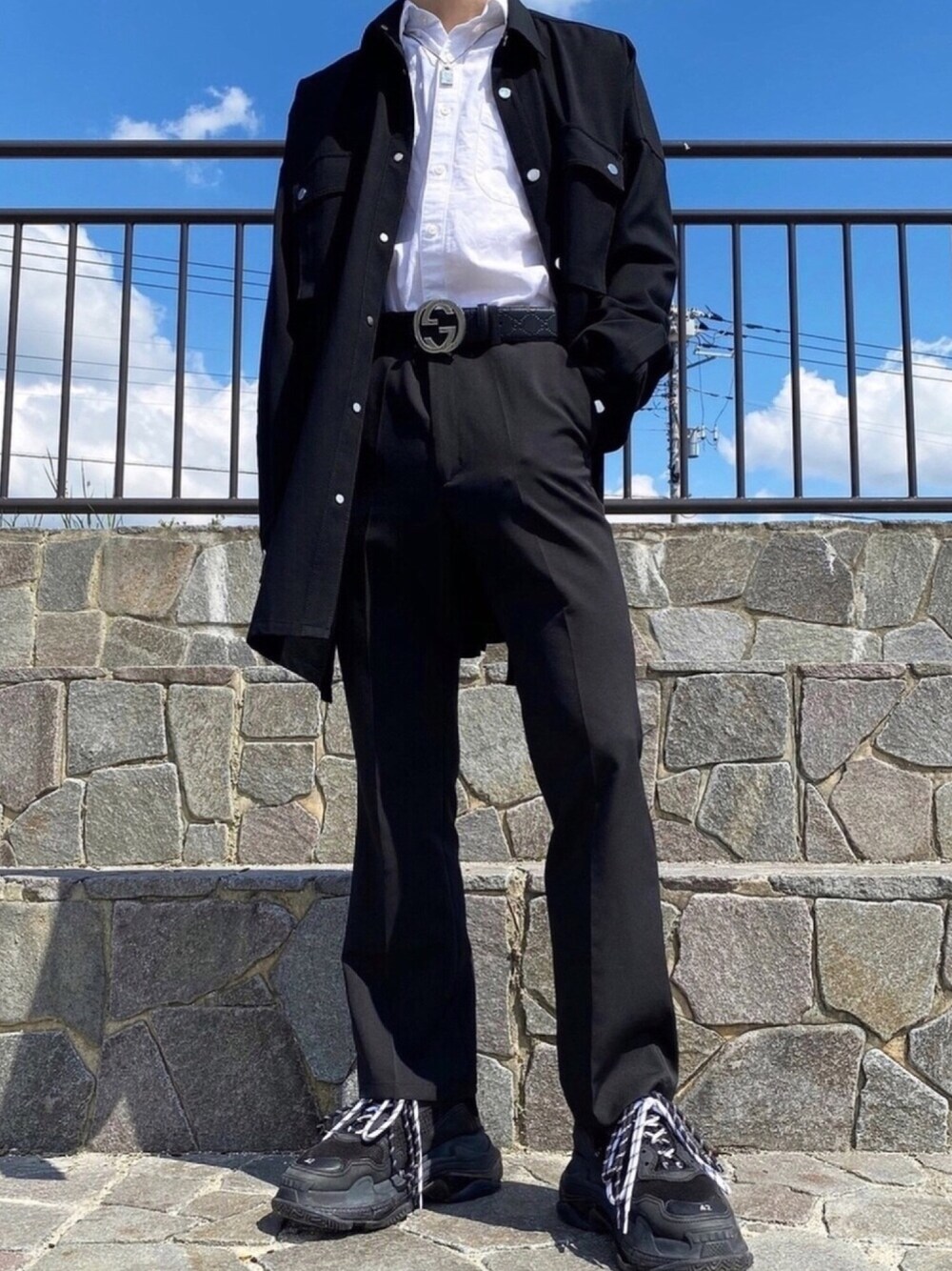 「おしゃれさんと繋がりたい、シンプル、韓国ファッション、スラックス、フレアパンツ、シャツスタイル、白シャツ、BALENCIAGA、GUCCI、キレイめ」｜「GUCCIのGucci - Signature ベルト - men - レザー/metal - 100（ベルト、ブラック系）」を使った、ﾕ ｳさん（メンズ・175cm）の春コーディネートの1枚目の写真