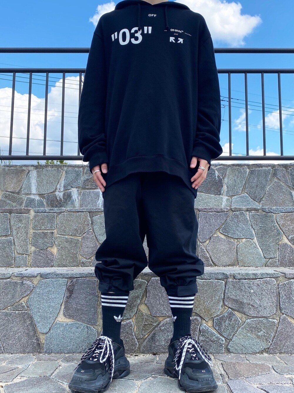 「ビッグシルエット、OFF-WHITE、パーカー、ストリート、ストリートコーデ、パーカーコーデ、カーゴパンツ、ダッドスニーカー、adidas、Y-3」｜「off whiteのアイテム（パーカー、ブラック系）」を使った、ﾕ ｳさん（メンズ・175cm）の春コーディネートの1枚目の写真