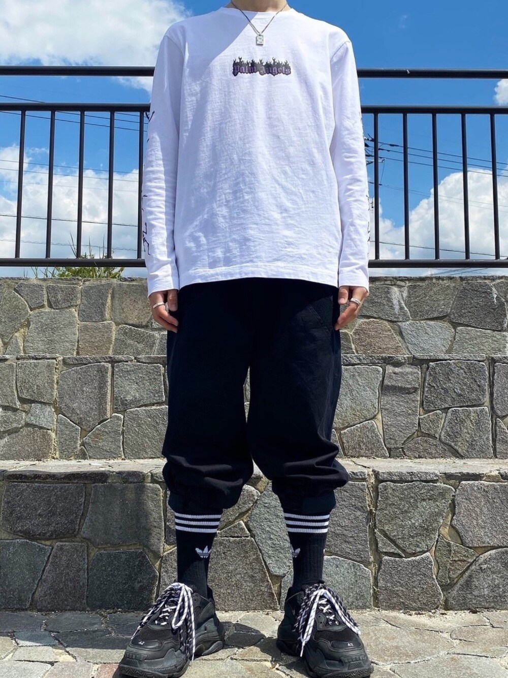 「白Tシャツ、ストリート、ストリートコーデ、ストリートファッション、韓国ファッション、韓国コーデ、ダットシューズ、ジョガーパンツ、BALENCIAGA、韓国好きな人と繋がりたい」｜「Palm Angelsのアイテム（Tシャツ/カットソー、ホワイト系）」を使った、ﾕ ｳさん（メンズ・175cm）の春コーディネートの1枚目の写真