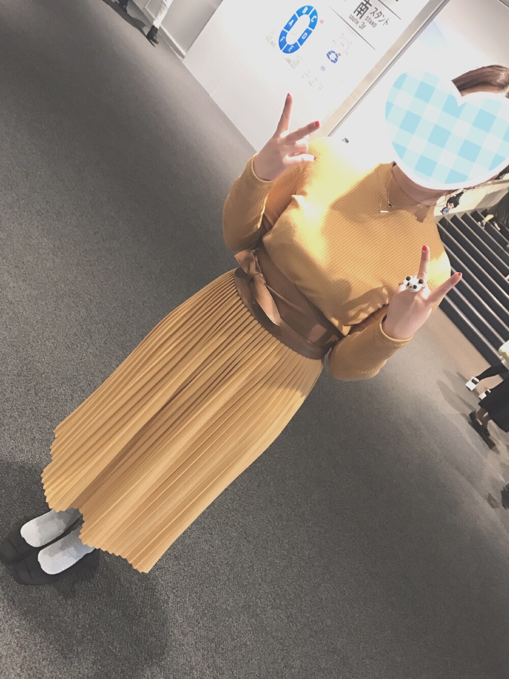 「春コーデ、黄色、サッシュベルト、ライブコーデ」｜「Cheekのリブプリーツハイネックワンピース（ワンピース、イエロー系）」を使った、kioさん（レディース・153cm）の春コーディネートの1枚目の写真