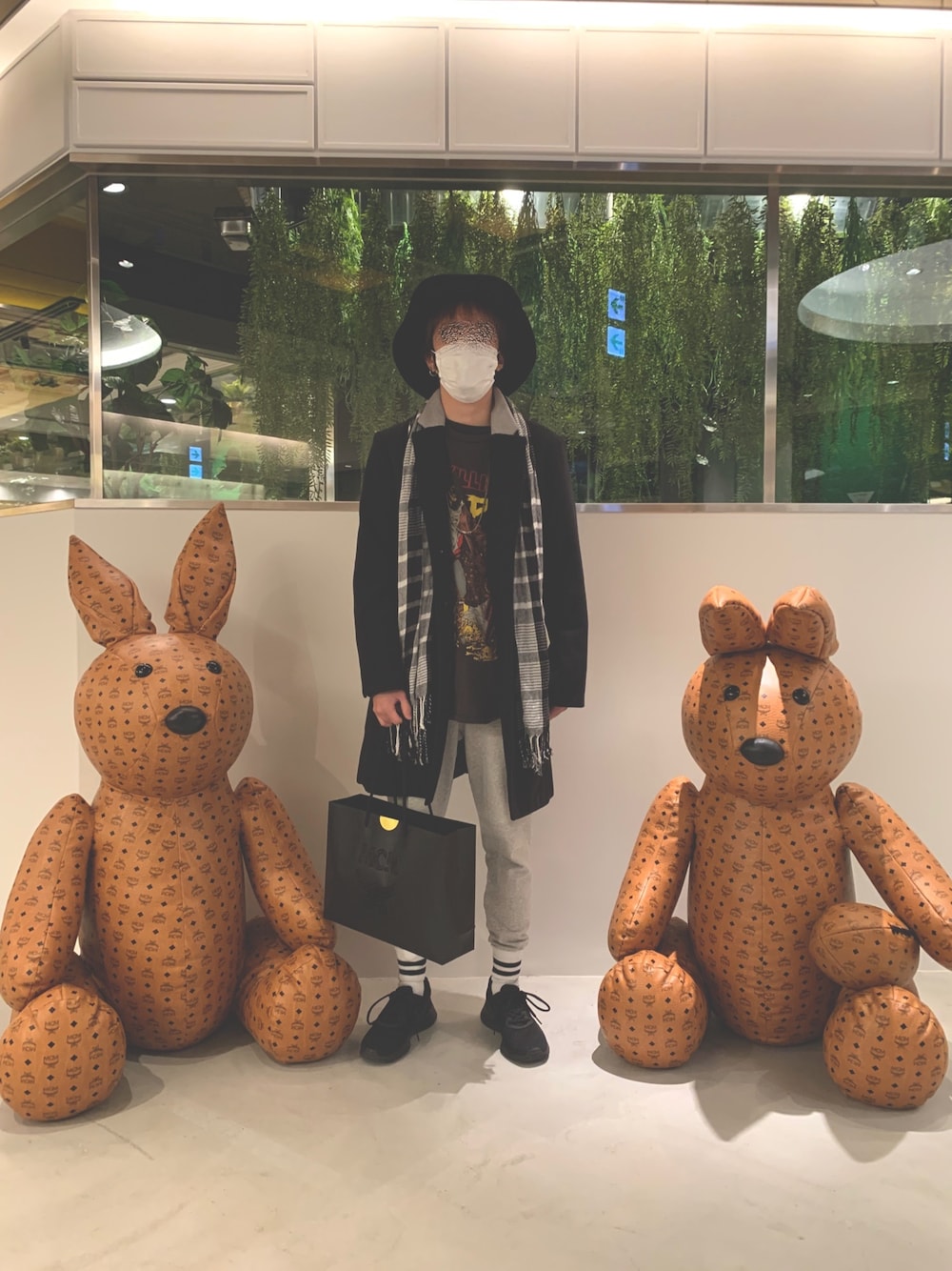 「チェスターコート、低身長、今日のコーデ、ランニングシューズ、ウルトラストレッチパンツ、ツバ広ハット、マスク、チェックストール、バンドT、重ね着」｜「H&Mのアイテム（ソックス/靴下、ホワイト系）」を使った、 ‪‪☺︎‬YYY‪‪☺︎‬さん（メンズ・165cm）の冬コーディネートの1枚目の写真
