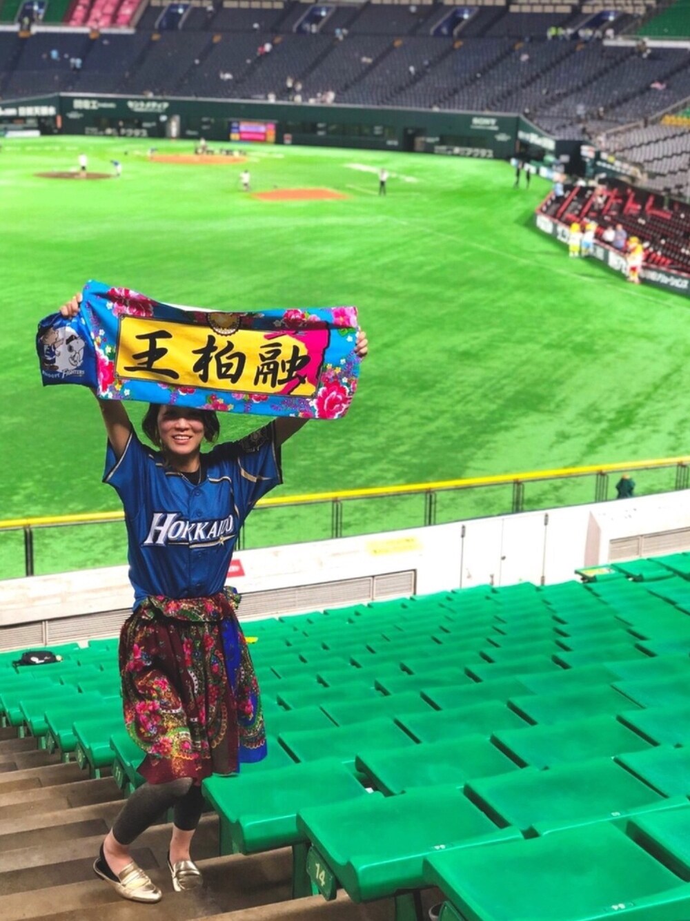 「福岡、野球観戦、ユニフォーム、あちゃちゅむ、ワンボーロン、タオル、H&M」｜「AHCAHCUM.muchachaのアイテム（スカート、ブラック系）」を使った、kaoriBROWNさん（レディース・157cm）の秋コーディネートの1枚目の写真
