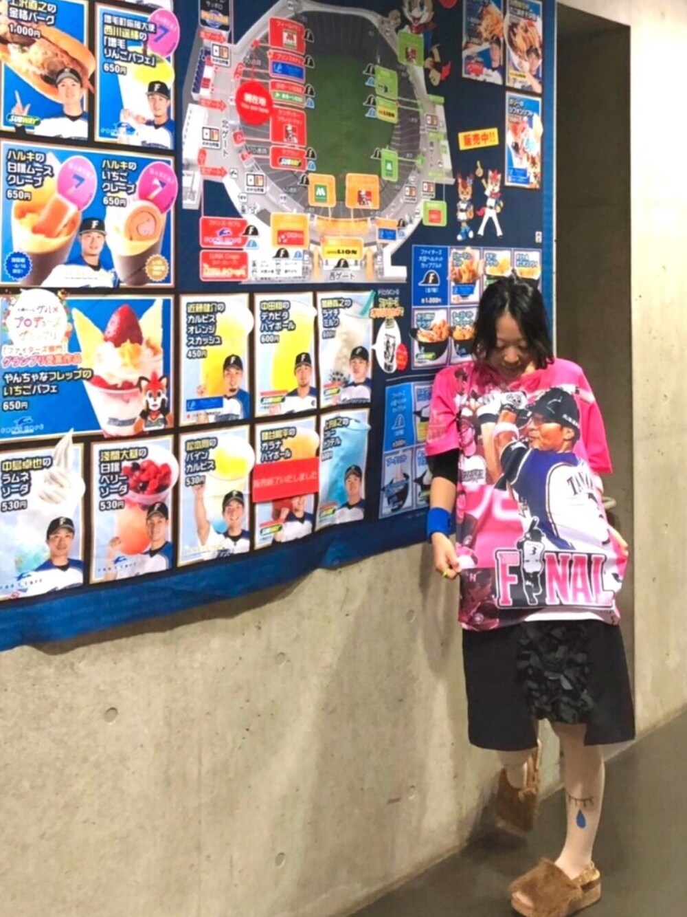 「野球、ピンク、田中賢介、ティーシャツ、札幌ドーム、コムデギャルソン、スカート、文化屋雑貨店、タイツ、didizizi」｜「nipponham fightersのアイテム（Tシャツ/カットソー、ピンク系）」を使った、kaoriBROWNさん（レディース・157cm）の秋コーディネートの1枚目の写真