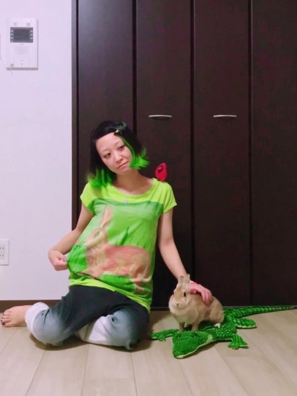 「夏だ！Tシャツ着よう！、休日スタイル、パンツスタイル、グラデーション、グリーン、あちゃちゅむ、あちゃちゅむムチャチャ(AHCAHCUM.muchacha)、Vivienne Westwood、動物モチーフ、Tシャツ」｜「うーさんのアイテム（その他、ブラウン系）」を使った、kaoriBROWNさん（レディース・157cm）の夏コーディネートの1枚目の写真