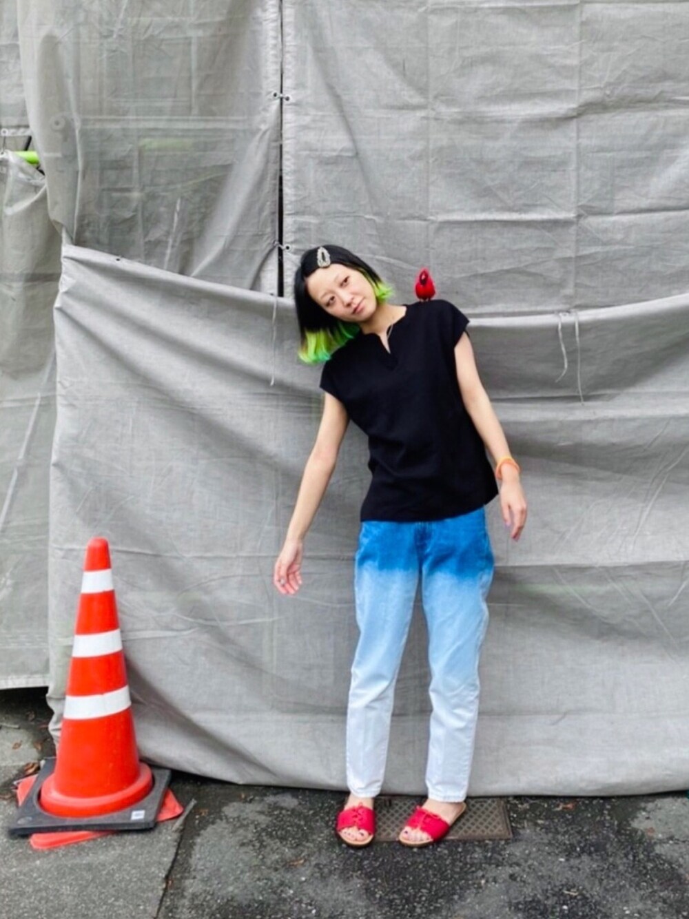 「シンプル、ラクチンコーデ、休日スタイル、リラックススタイル、デニム、グラデーション、パンツスタイル、サンダル、赤、ヘアアクセ」｜「AZUL ENCANTOの【洗濯機で洗える】【消臭効果】ワッフルフレンチスリーブキーネックプルオーバー（Tシャツ/カットソー、ブラック系）」を使った、kaoriBROWNさん（レディース・157cm）の夏コーディネートの1枚目の写真