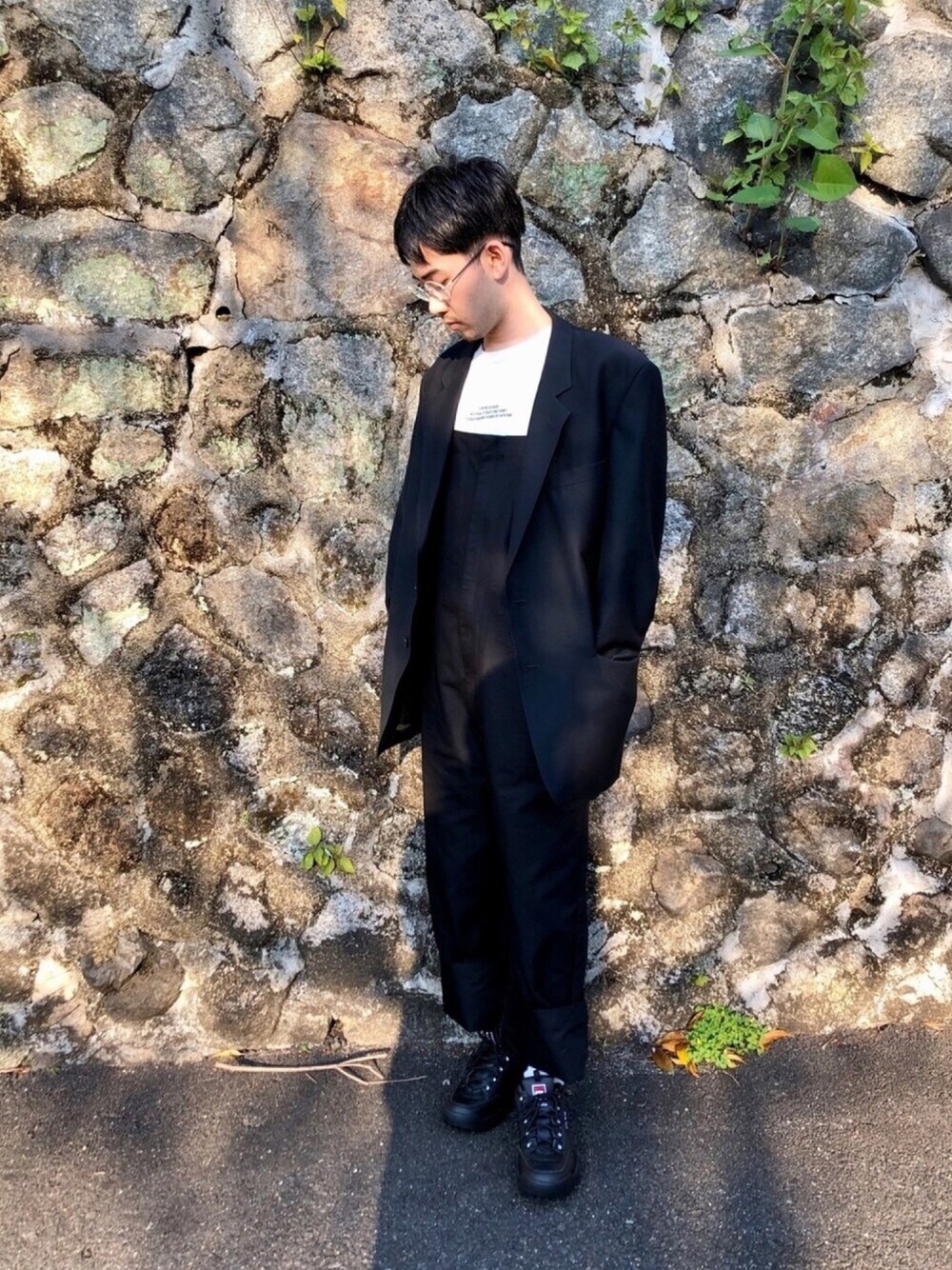 ブラック系のテーラードジャケット、ホワイト系のTシャツ/カットソー、ブラック系のサロペット/オーバーオールを着用したメンズの春コーディネートの1枚目の写真