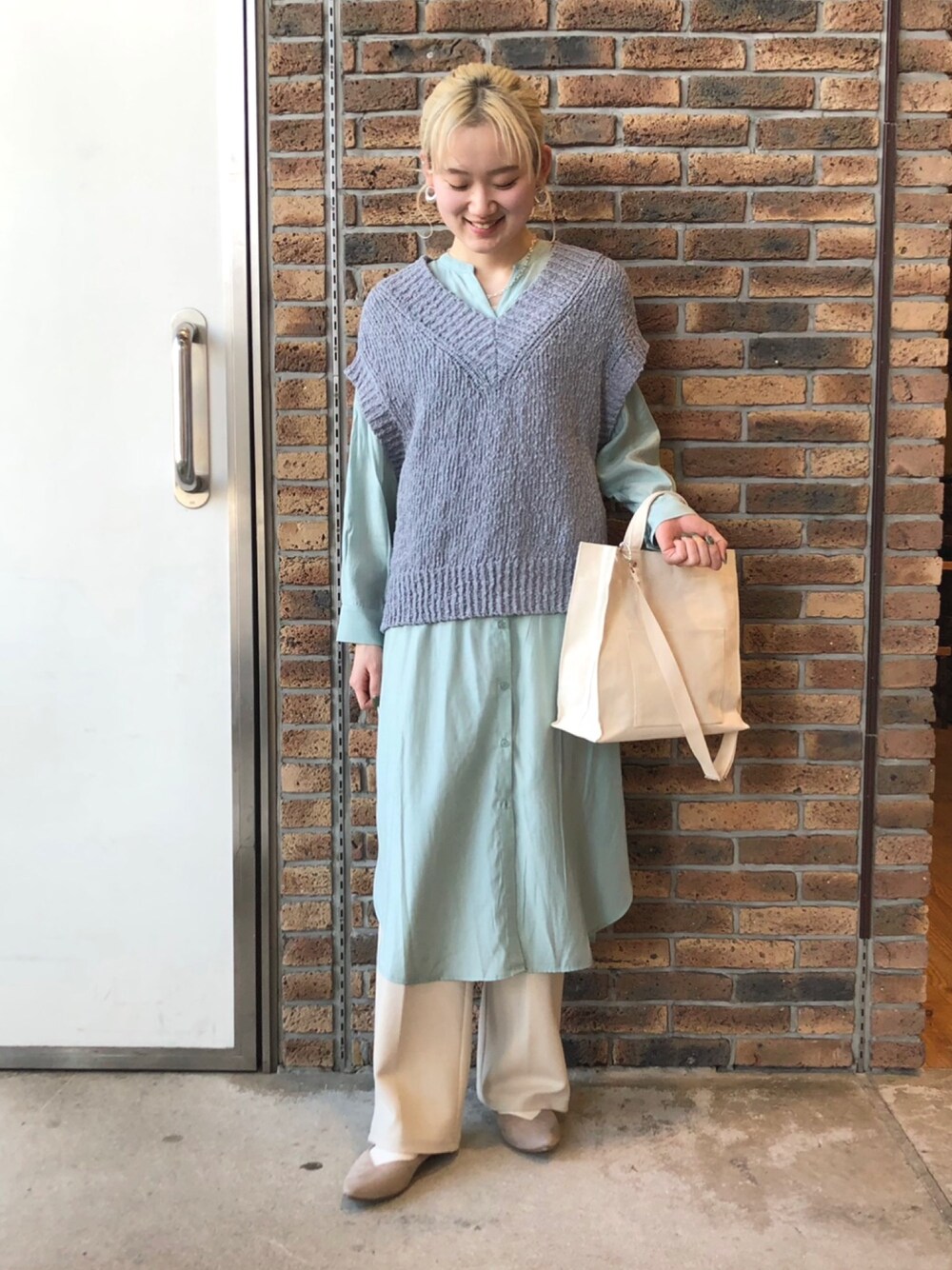 「カジュアルコーデ、春色、ワンピース、ロングワンピース、ベスト、シアーシャツ、ミントグリーン、レイヤードスタイル、シアー、シャツワンピ」｜「ITEMS URBANRESEARCHのビッグコットンスラブニットベスト（ベスト、グレー系）」を使った、スズノさん（レディース・162cm）の冬コーディネートの1枚目の写真