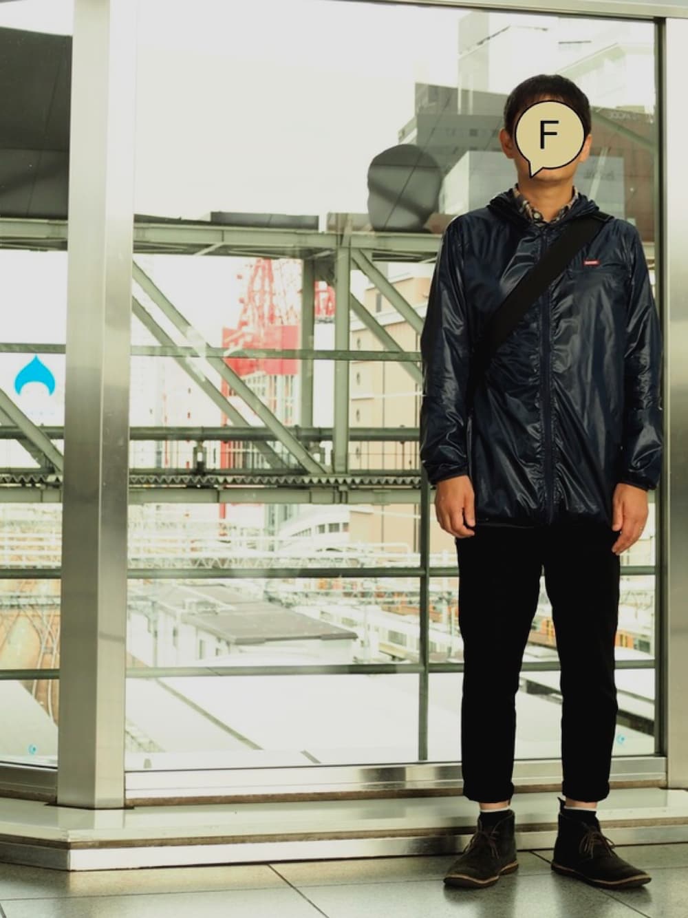 「the Shepherd、ナイロンジャケット、A.P.C.、チェックシャツ、undercover、Manhattan Portage、メッセンジャーバッグ、NUMBER (N)INE、スウェードシューズ、JR大阪駅 時空の広場」｜「A.P.C.の長袖シャツ（シャツ/ブラウス、ホワイト系）」を使った、Fさん（メンズ・169cm）の秋コーディネートの1枚目の写真
