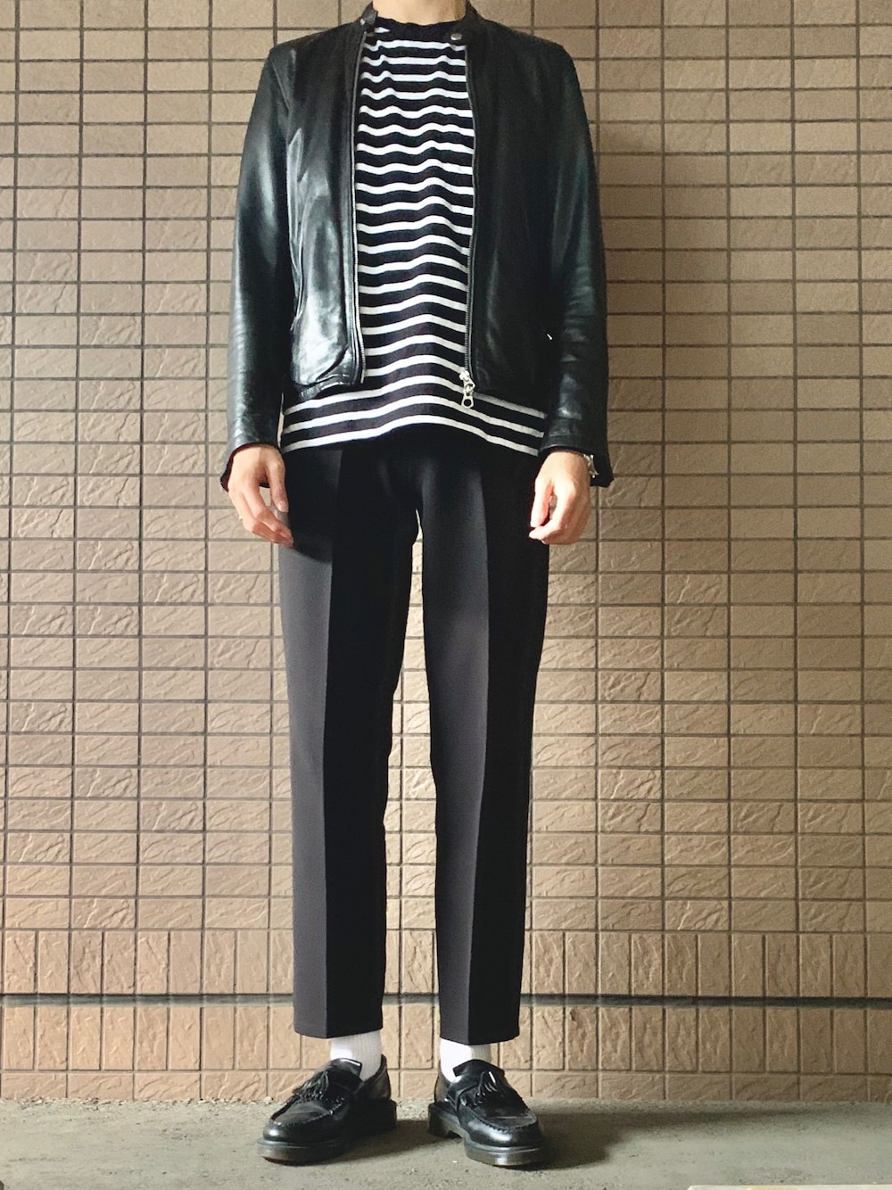 「アンクルパンツ、フォローミー、ブラック、韓国ファッション、韓国ブランド、韓国、ライダース、ライダースジャケット、モノトーンコーデ、モノトーン」｜「HAREのレザーシングルライダース(HARE)（ライダースジャケット、ブラック系）」を使った、MyTさん（メンズ・177cm）の秋コーディネートの1枚目の写真