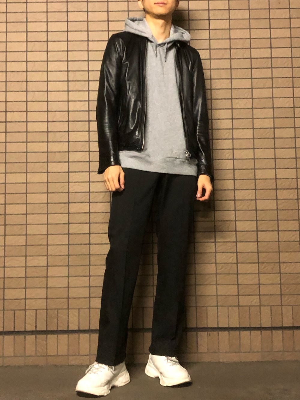 「やっぱりストリートが好き、シンプルコーデ、韓国ファッション、韓国ブランド、ダッドスニーカー、HARE、ライダースジャケット、ライダース、パーカー、ユニクロ」｜「HAREのレザーシングルライダース(HARE)（ライダースジャケット、ブラック系）」を使った、MyTさん（メンズ・177cm）の秋コーディネートの1枚目の写真