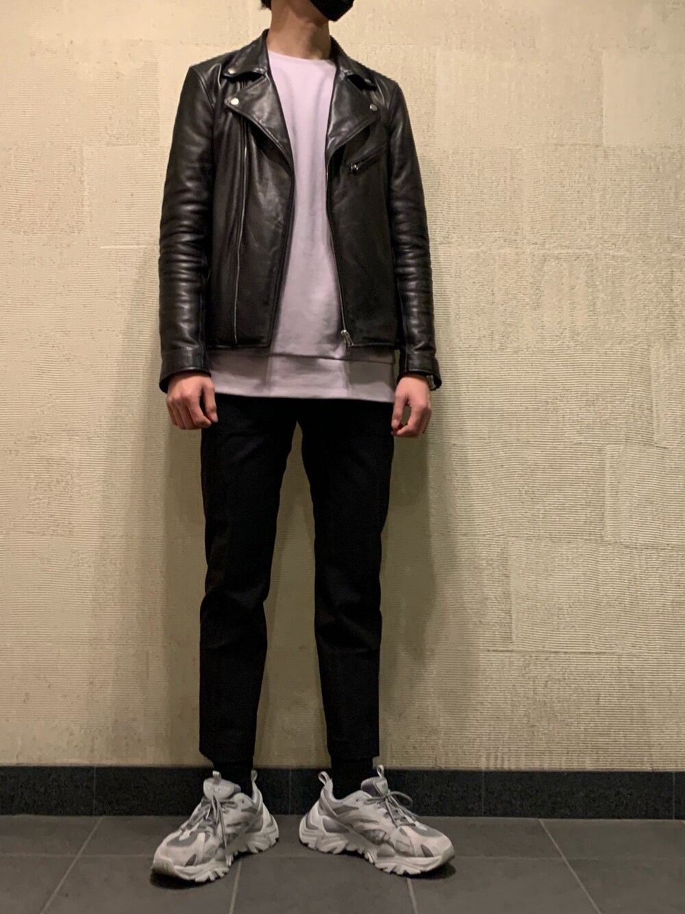 ブラック系のライダースジャケット、ピンク系のスウェット、ブラック系のスラックスを着用したメンズの春コーディネートの1枚目の写真