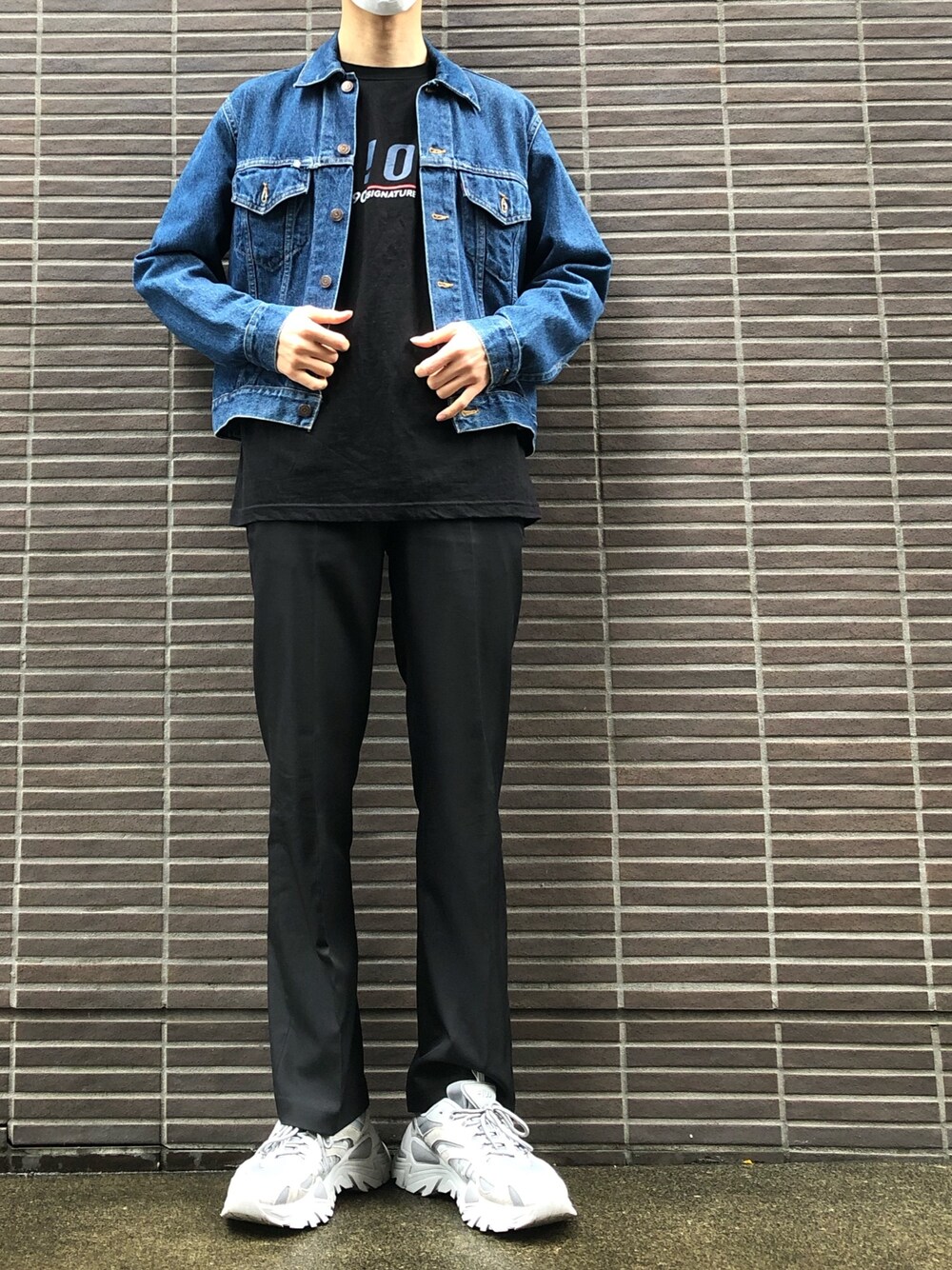 ブルー系のデニムジャケット、ブラック系のTシャツ/カットソー、ブラック系のスラックスを着用したメンズの春コーディネートの1枚目の写真