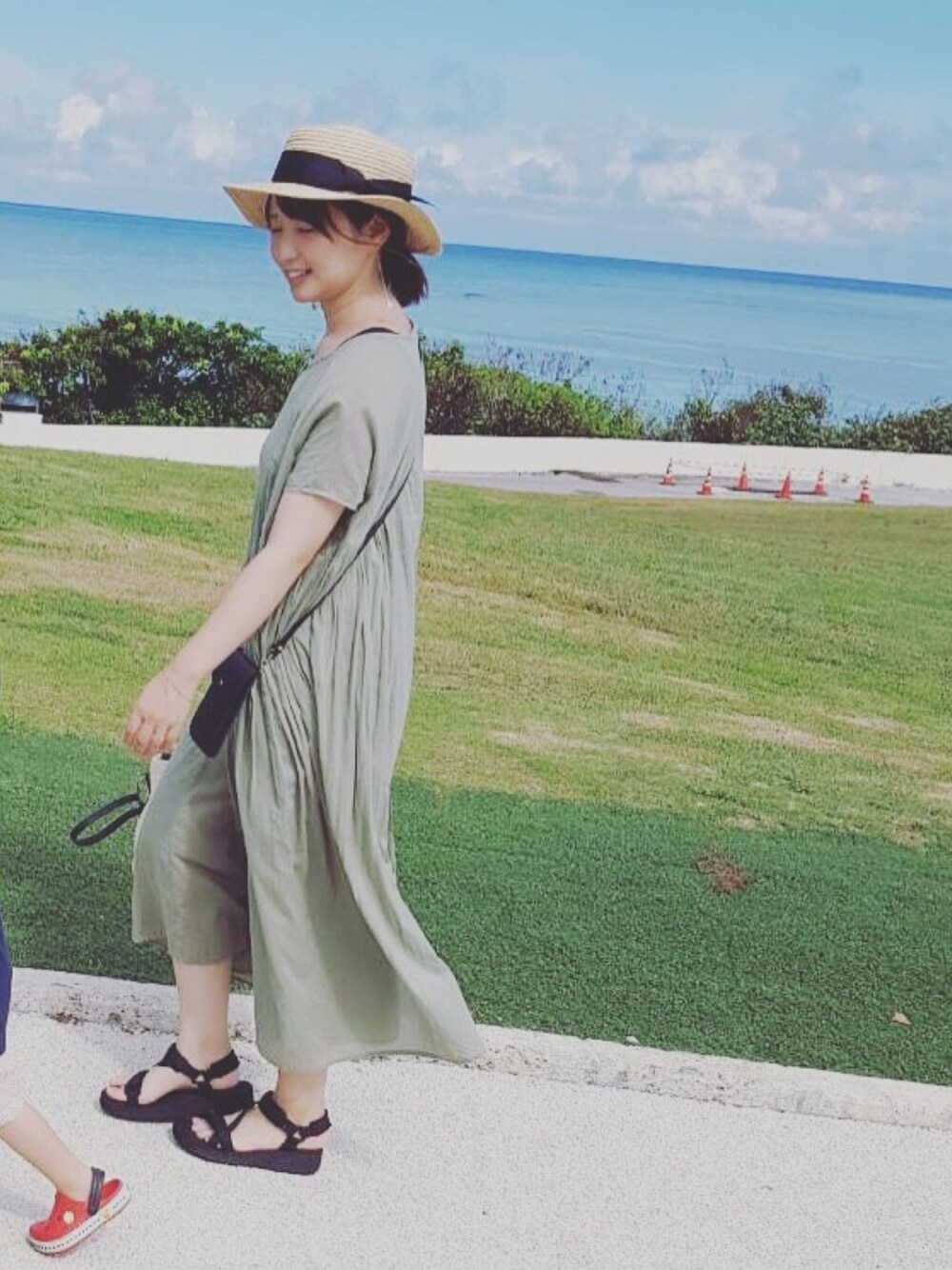 「沖縄旅行、子連れ旅行、カーキワンピ」｜「studio CLIPのラフィアカンカン（ハット、ベージュ系）」を使った、yukieさん（レディース・166cm）の秋コーディネートの1枚目の写真