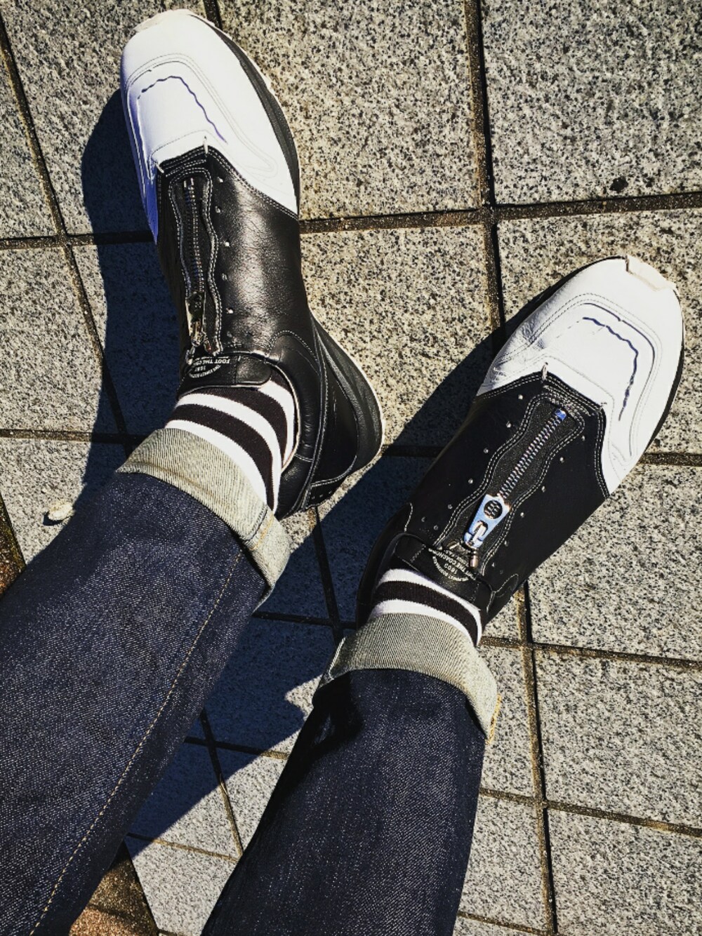 「デニム、スニーカー、ハイテクスニーカー、バイカラー、足元くら部」｜「foot the coacherのseries 1603 スニーカー（スニーカー、ブラック系）」を使った、H.Kさん（メンズ・167cm）の冬コーディネートの1枚目の写真