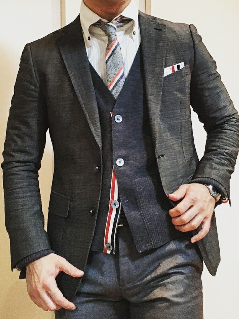 「スーツ、ジャケパン、カーディガン、トリコロール」｜「SUIT SELECTのスーツ（セットアップ、グレー系）」を使った、H.Kさん（メンズ・167cm）の春コーディネートの1枚目の写真