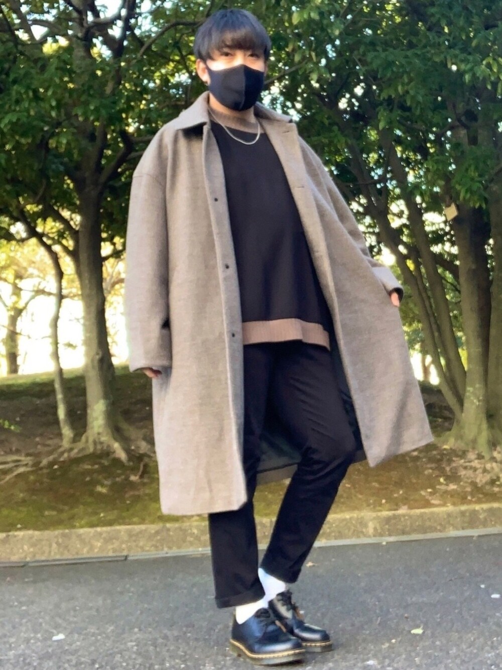 「ロングコート、ステンカラーコート、スウェット、黒スキニー、休日スタイル、シンプル、カジュアル、きれいめカジュアル、ビッグシルエット、オーバーサイズ」｜「DOOPZのDOOPZ ルーズスリーブバルカラーコート（その他アウター、ベージュ系）」を使った、DAiさん（メンズ・172cm）の冬コーディネートの1枚目の写真