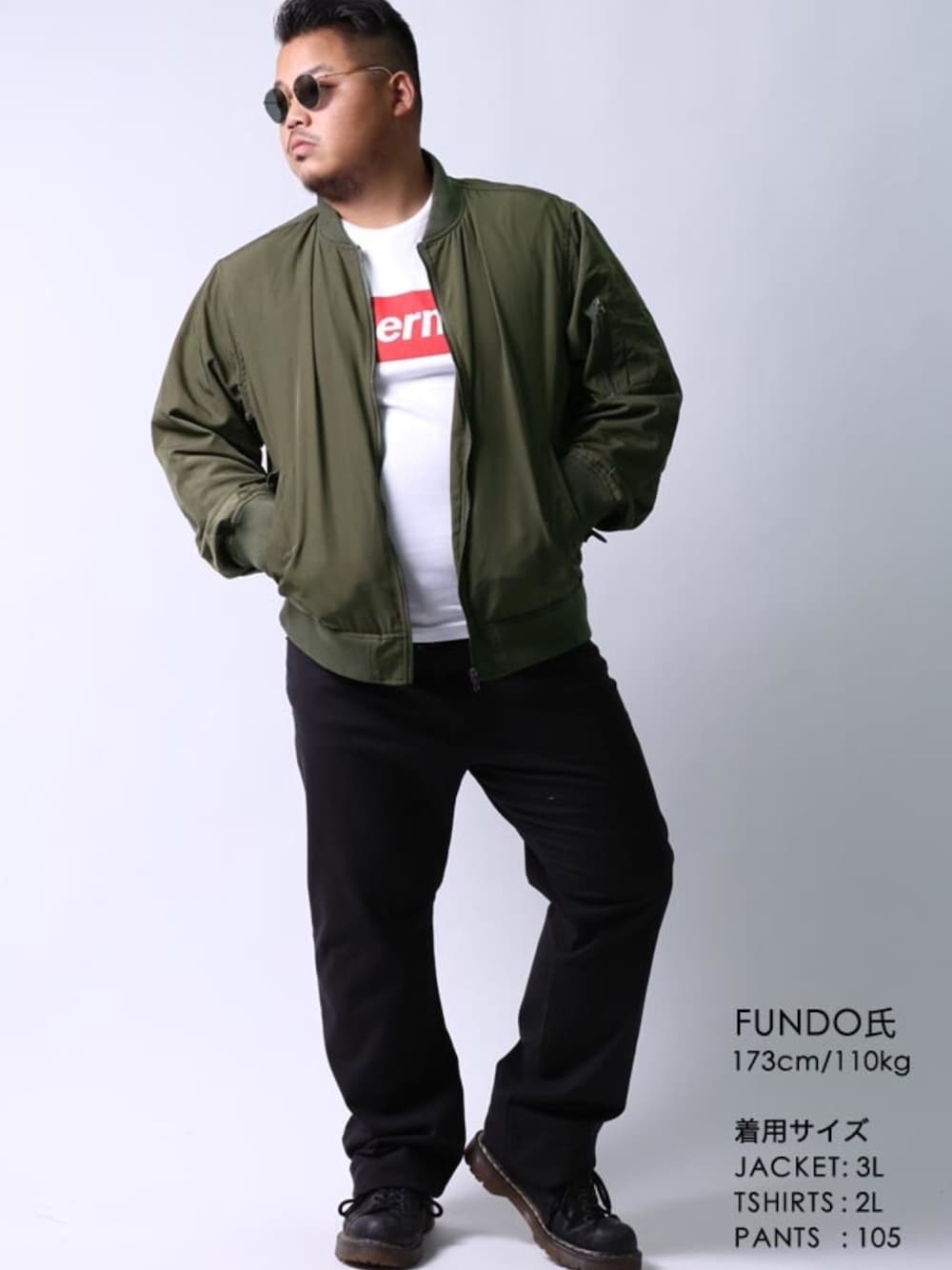 ブラック系のチノパンツ、ホワイト系のTシャツ/カットソー、グリーン系のブルゾンを着用したメンズの冬コーディネートの1枚目の写真