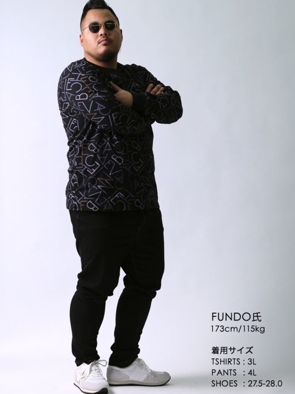 ブラック系のチノパンツ、ブラック系のTシャツ/カットソー、ホワイト系のスニーカーを着用したメンズの春コーディネートの1枚目の写真