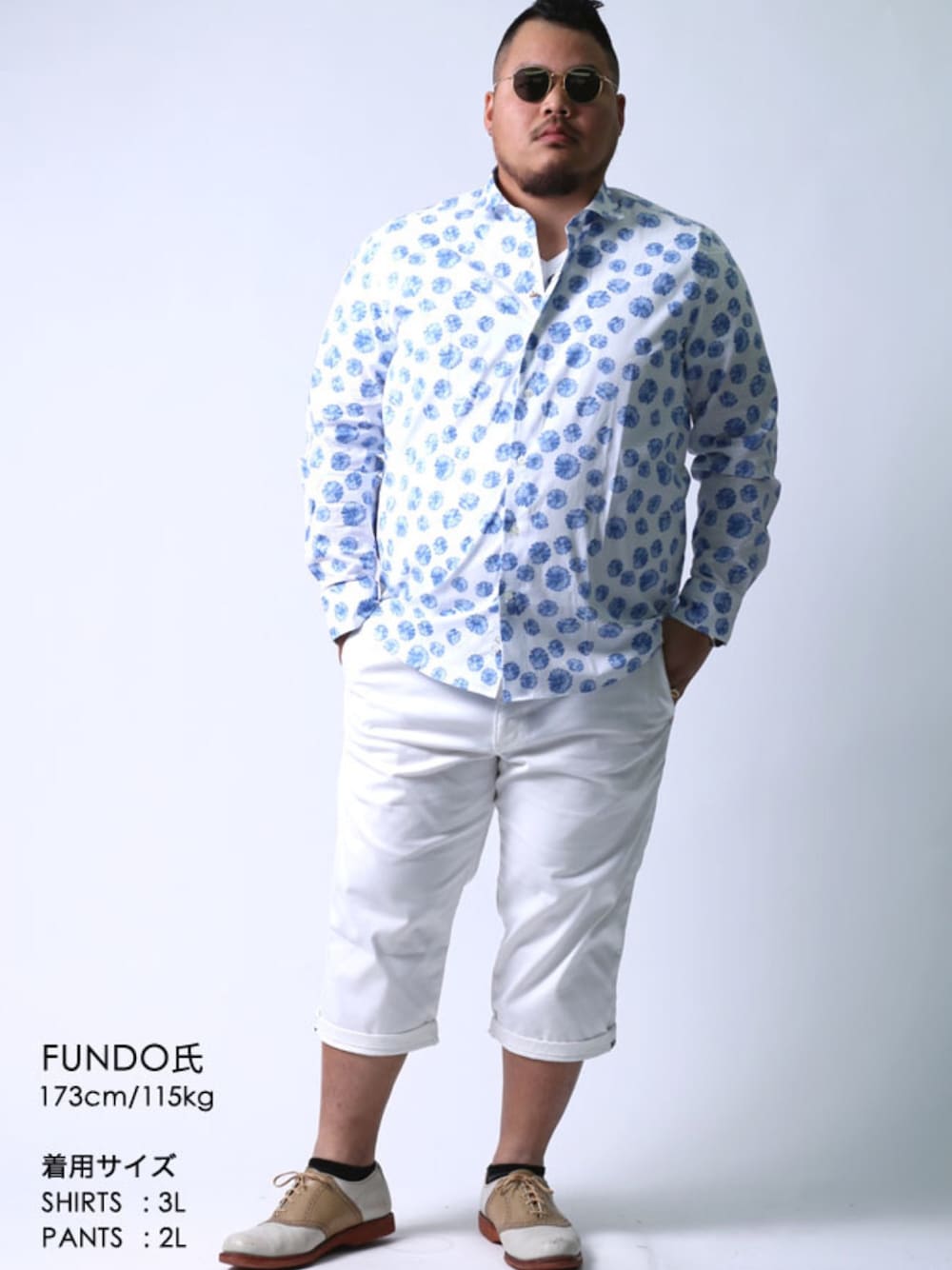 ホワイト系のチノパンツ、ホワイト系のシャツ/ブラウス、ブルー系のテーラードジャケットを着用したメンズの春コーディネートの1枚目の写真