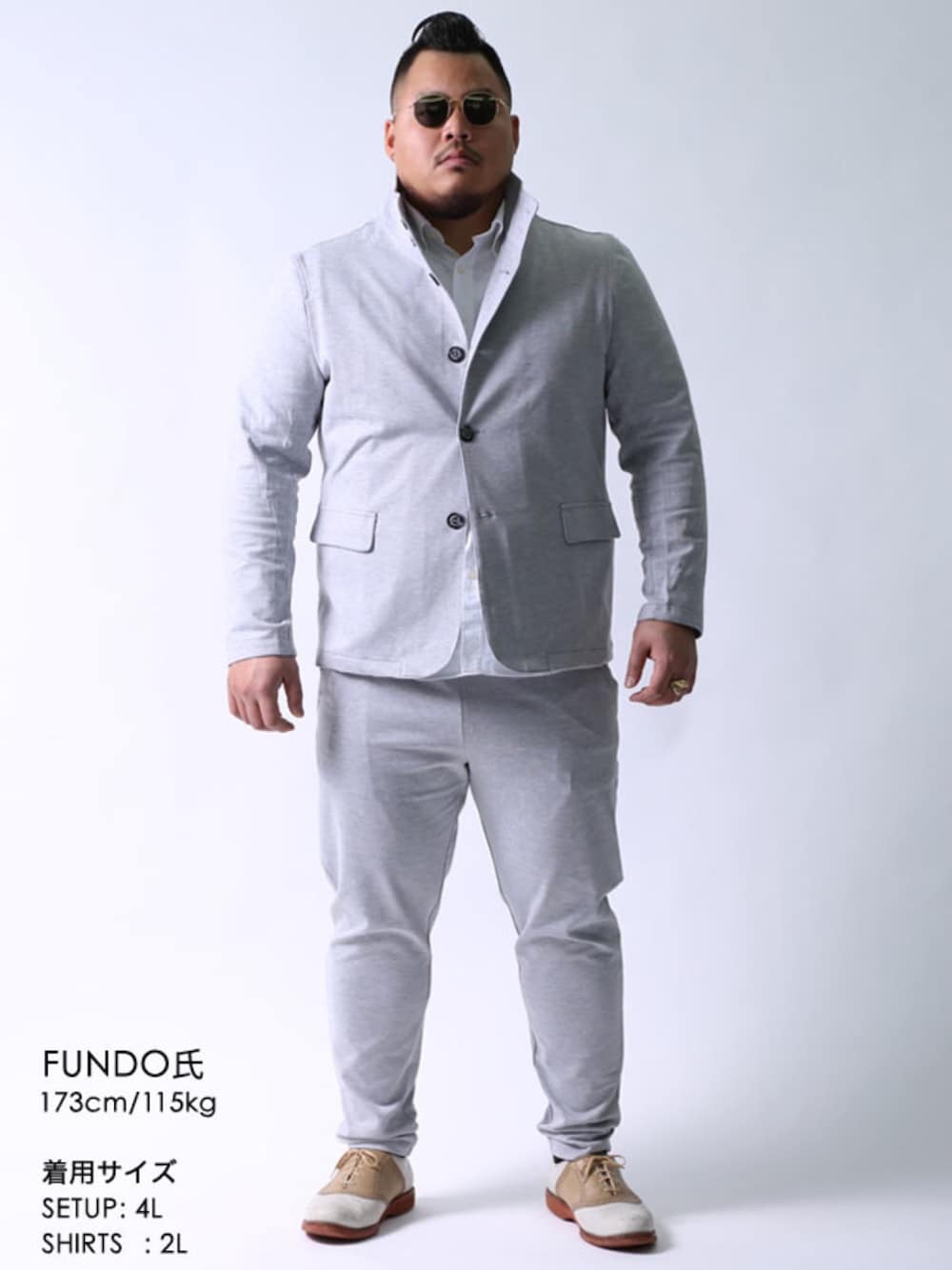 グレー系のセットアップ、ホワイト系のシャツ/ブラウス、ブルー系のテーラードジャケットを着用したメンズの春コーディネートの1枚目の写真