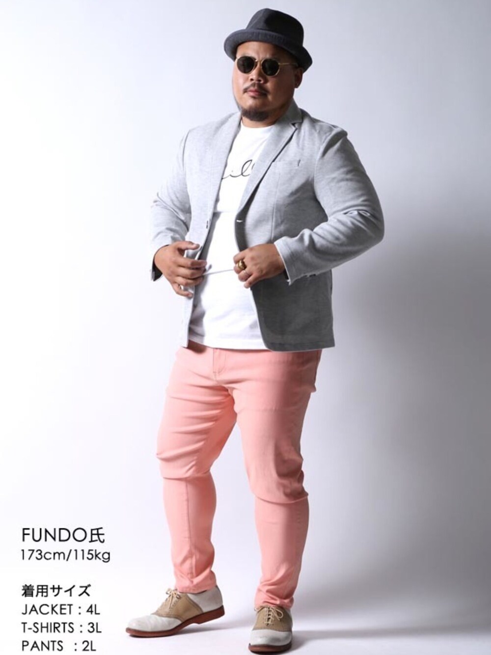 グレー系のセットアップ、ホワイト系のTシャツ/カットソー、ピンク系のその他パンツを着用したメンズの夏コーディネートの1枚目の写真