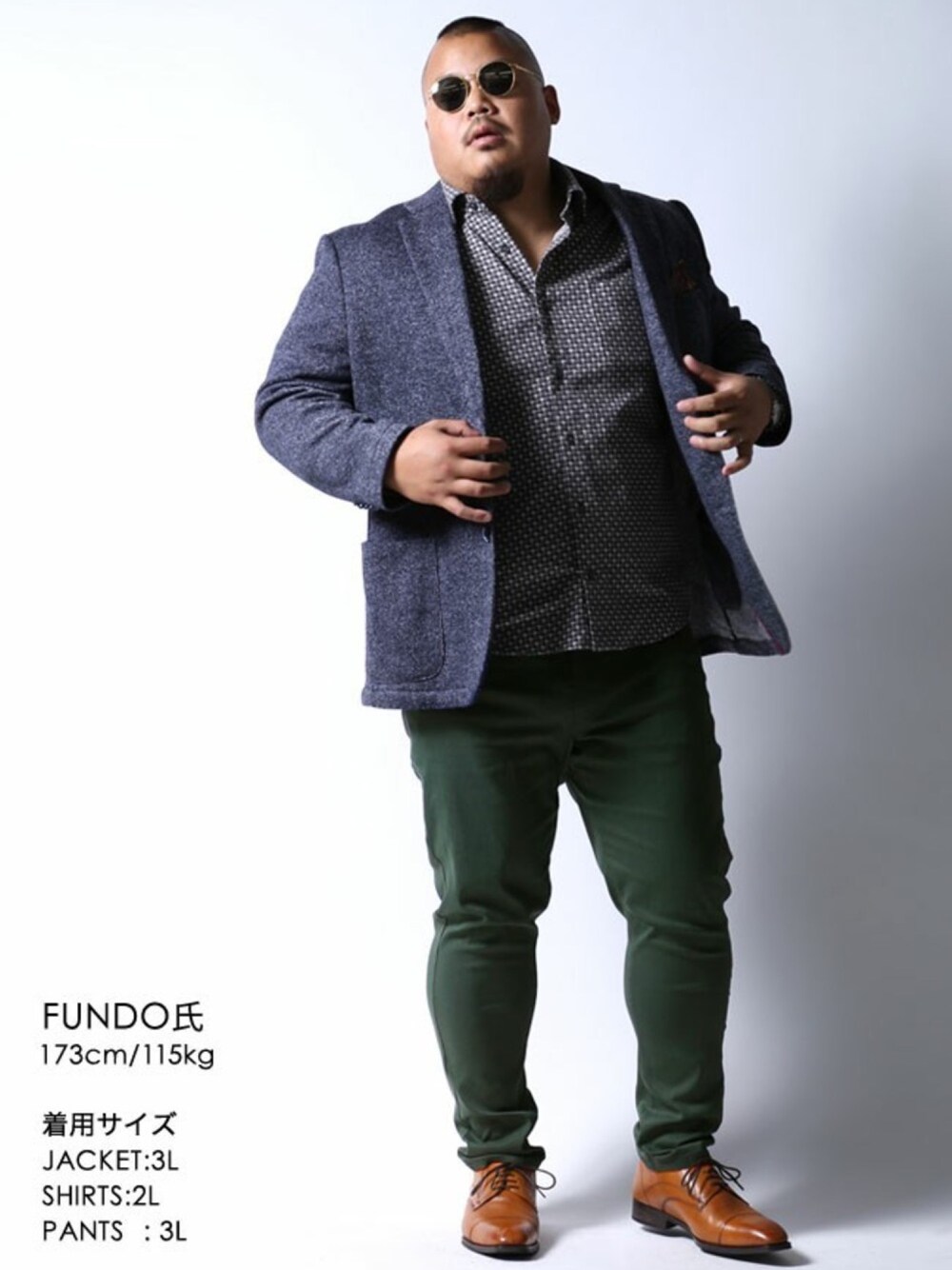 グリーン系のその他パンツ、グレー系のシャツ/ブラウス、ブルー系のテーラードジャケットを着用したメンズの冬コーディネートの1枚目の写真