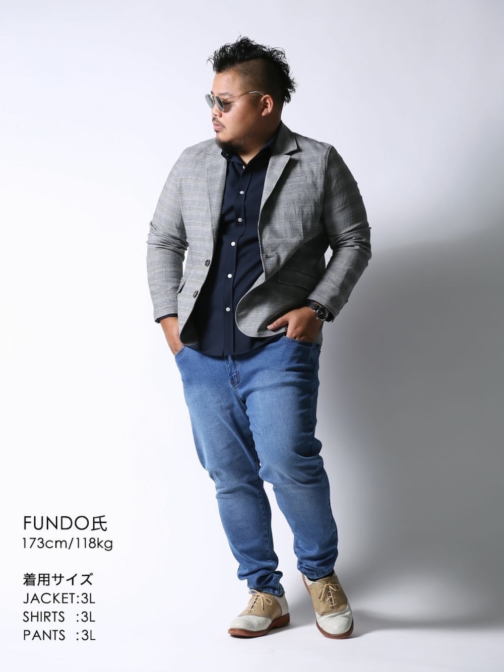 グレー系のテーラードジャケット、ブルー系のシャツ/ブラウス、ブルー系のデニムパンツを着用したメンズの秋コーディネートの1枚目の写真