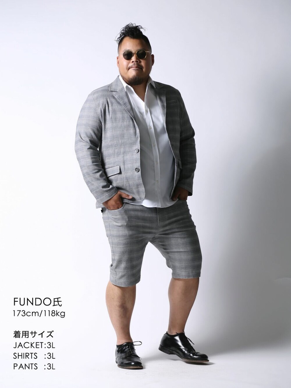 グレー系のテーラードジャケット、ホワイト系のシャツ/ブラウス、グレー系のその他パンツを着用したメンズの秋コーディネートの1枚目の写真