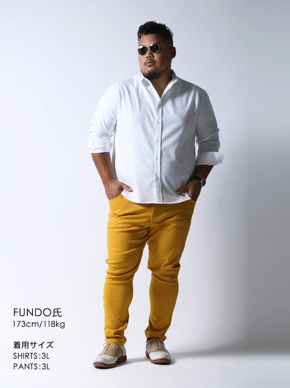 ホワイト系のシャツ/ブラウス、ベージュ系のその他パンツ、ブルー系のテーラードジャケットを着用したメンズの秋コーディネートの1枚目の写真