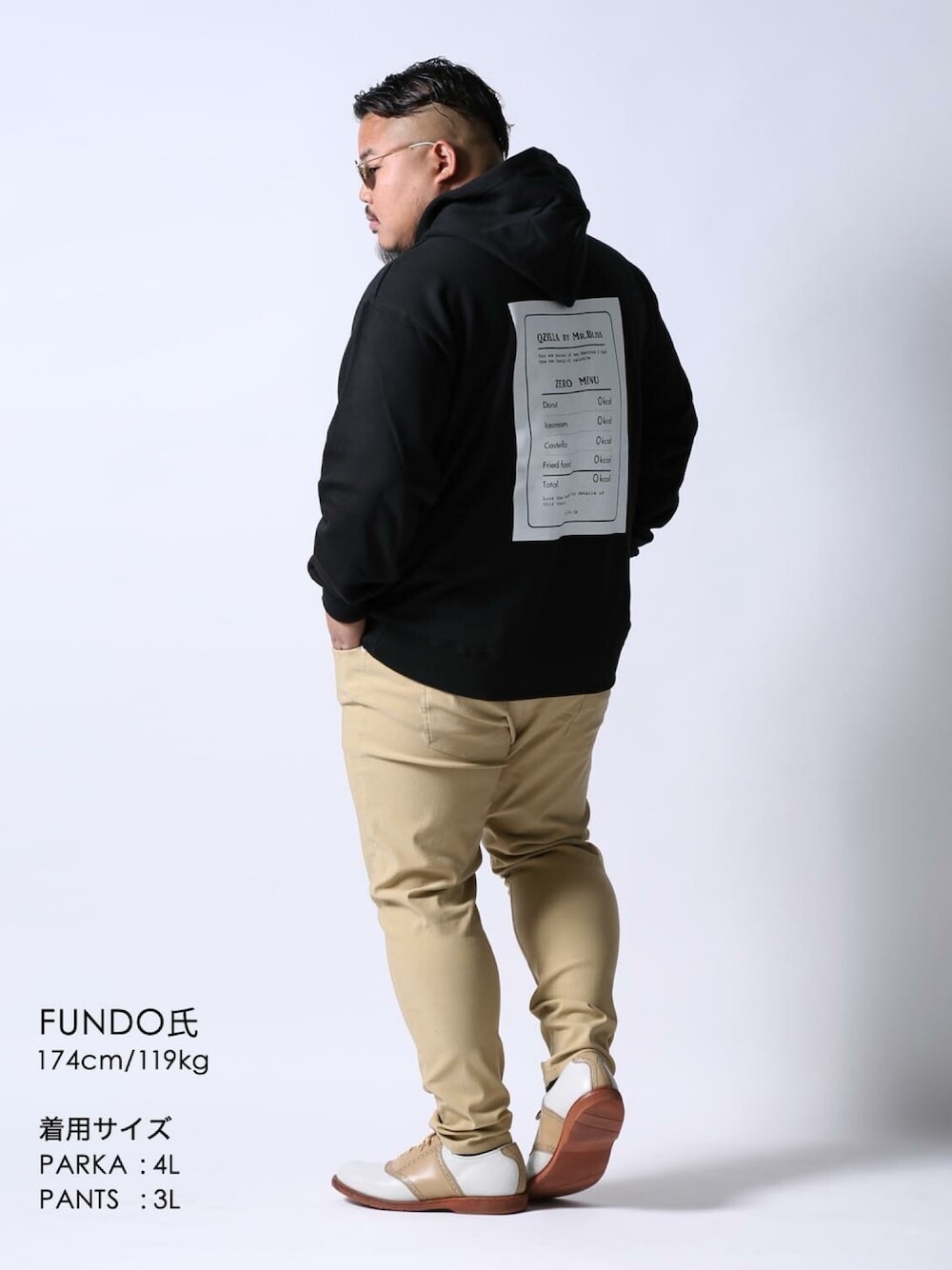 ベージュ系のその他パンツ、ブラック系のパーカー、ブルー系のテーラードジャケットを着用したメンズの秋コーディネートの1枚目の写真