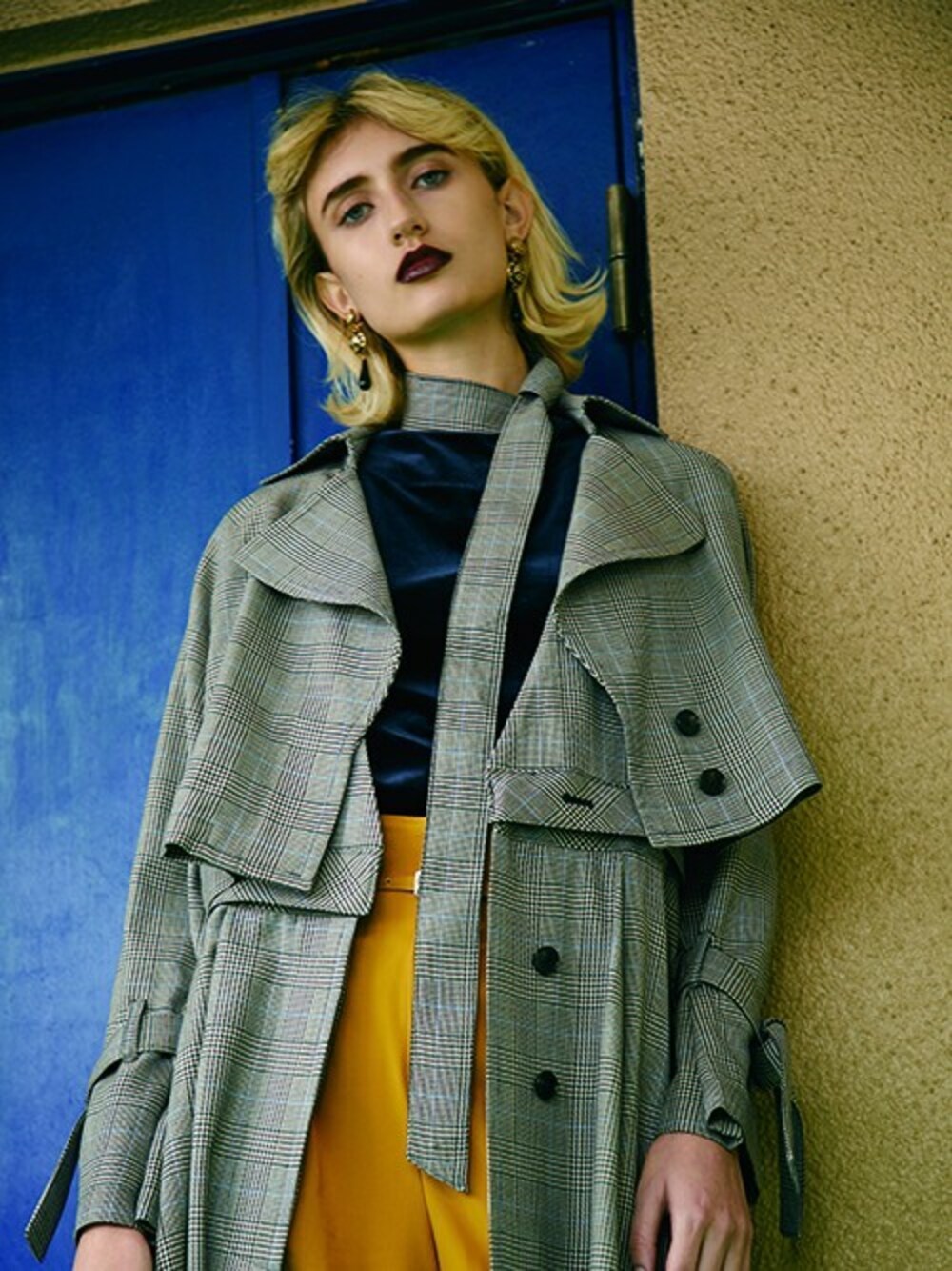 ブラウン系のトレンチコート、ブルー系のTシャツ/カットソー、イエロー系のその他パンツを着用したレディースの夏コーディネートの1枚目の写真