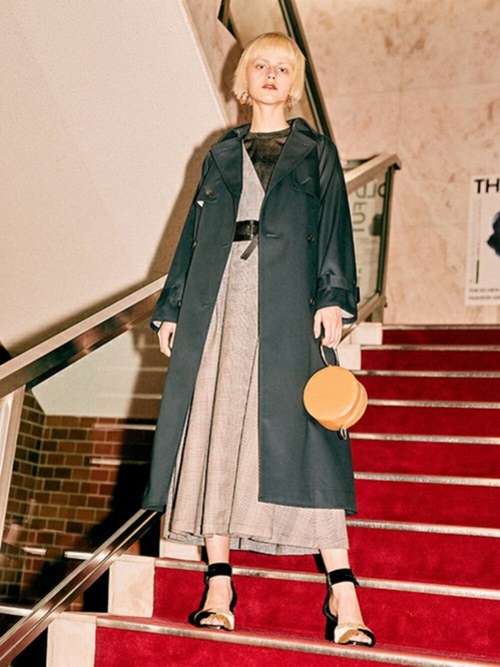 「チェック、トレンチコート、ネイビー、秋、サッシュベルト、autumn、ファーサンダル、UNITED TOKYO」｜「UNITED TOKYOのボンディングトレンチコート（トレンチコート、ブルー系）」を使った、<OFFICIAL>UNITED TOKYOさん（レディース・172cm）の秋コーディネートの1枚目の写真