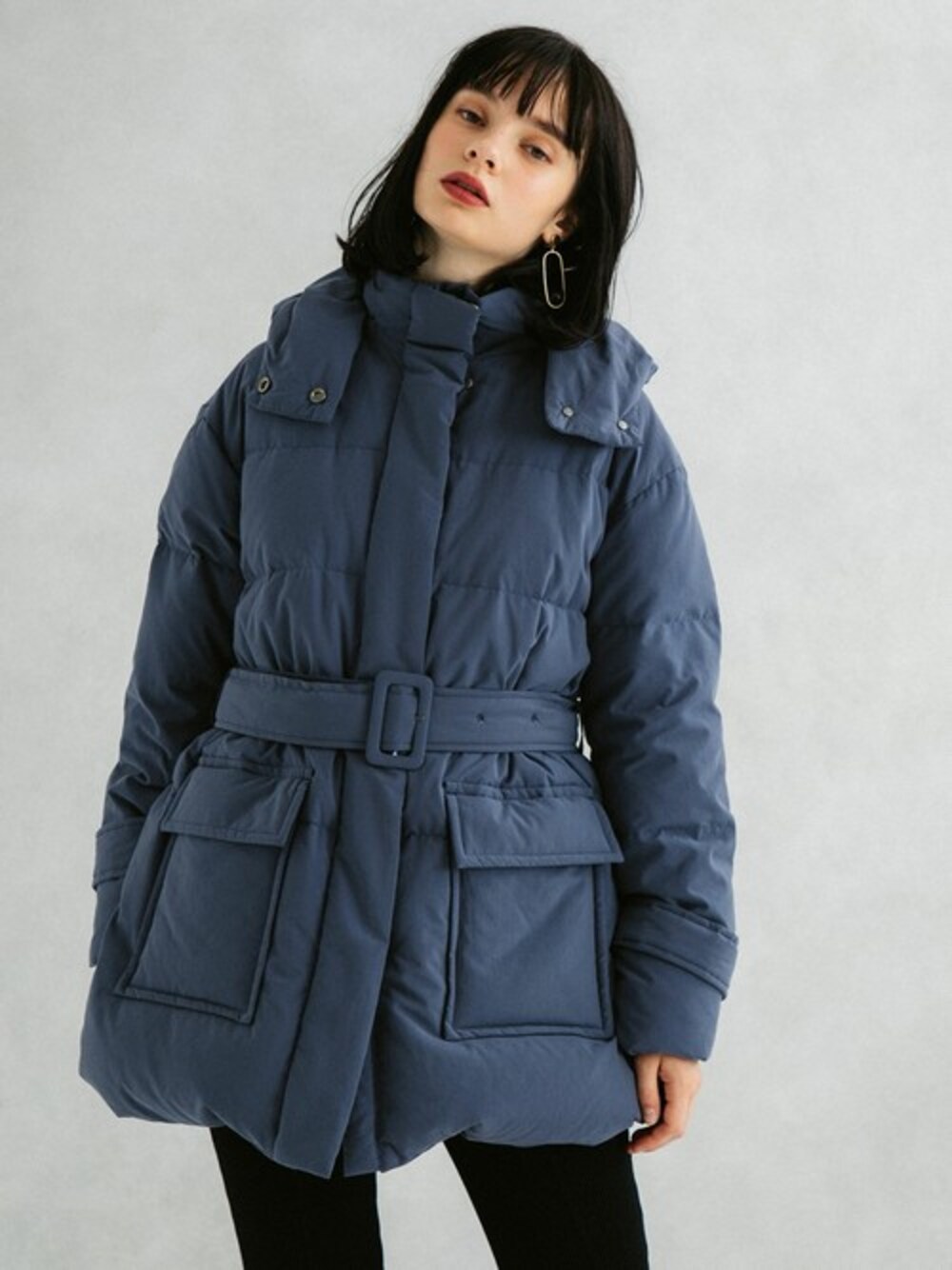 「アウター、カジュアル、ダウン、ネイビー、UNITED TOKYO、ユナイテッドトウキョウ、19aw」｜「UNITED TOKYOのミディーフーデットダウン（ダウンジャケット/コート、ブルー系）」を使った、<OFFICIAL>UNITED TOKYOさん（レディース・172cm）の夏コーディネートの1枚目の写真