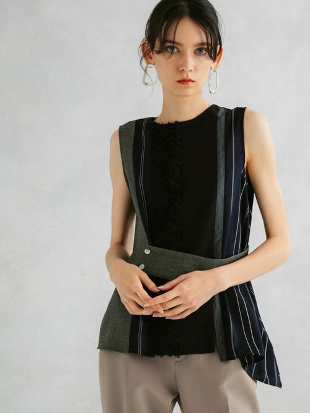 「ブラウス、柄シャツ、ストライプ、モノトーン、異素材、ノースリーブ、UNITED TOKYO、ユナイテッドトウキョウ」｜「UNITED TOKYOのフェザーコンビブラウス（シャツ/ブラウス、ブラック系）」を使った、<OFFICIAL>UNITED TOKYOさん（レディース・178cm）の夏コーディネートの1枚目の写真
