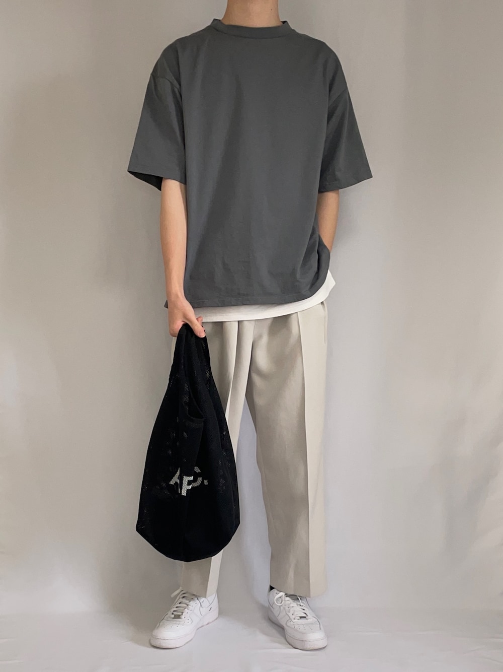 「シンプル、キレイめ、ゆったり、着回し、スニーカー、A.P.C.、大学生」｜「WYM LIDNMの【WYM LIDNM】HEAVY WEIGHT BASIC BIG-TEE/カットソー（Tシャツ/カットソー、グレー系）」を使った、Hiromuさん（メンズ・180cm）の夏コーディネートの1枚目の写真