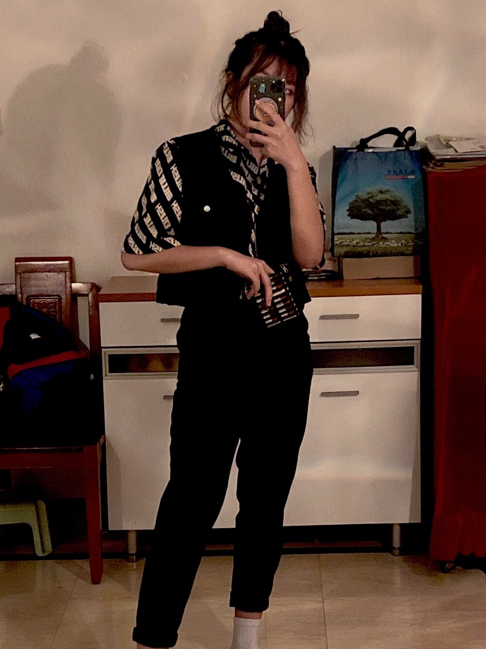 「ootd、H&M、PRADA、hkgirl、billieeilish」｜「H&Mのアイテム（スラックス、ブラック系）」を使った、Lok Ching🧡さん（レディース・168cm）の春コーディネートの1枚目の写真