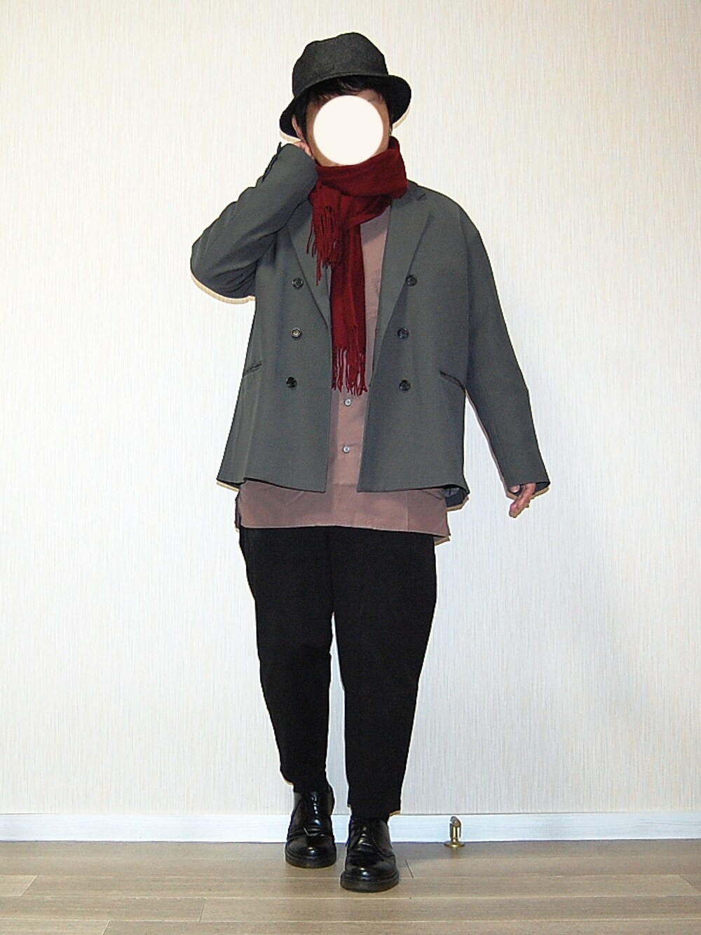 グレー系のテーラードジャケット、ブラック系のその他パンツ、ブラック系のドレスシューズを着用したメンズの秋コーディネートの1枚目の写真