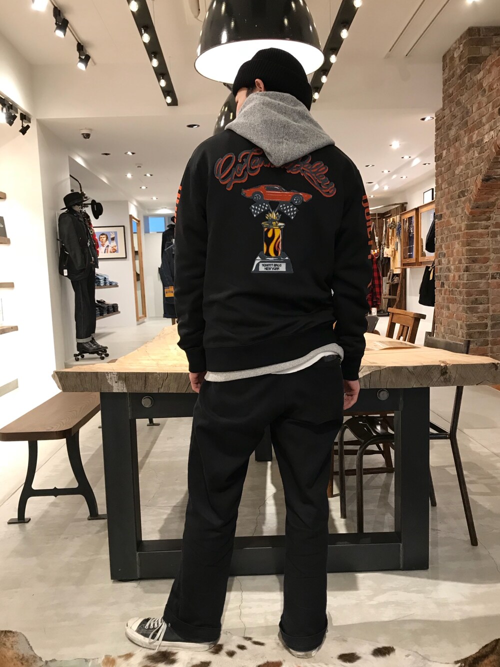「シンプルコーデ、お洒落さんとつながりたい、大人カジュアル、カジュアル、ビックシルエット、きれいめカジュアル、ストリート、休日スタイル、SCHOTT、schott grand store tokyo」｜「schottのアイテム（ジャージ、ブラック系）」を使った、Satsuma Gotoさん（メンズ・169cm）の冬コーディネートの1枚目の写真