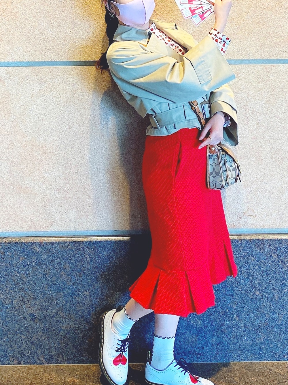 「merry jenny、Dr.Martens、COACH、古着、古着MIX」｜「Dr. MartensのDR. MARTENS Lace-up shoes（シューズ、ホワイト系）」を使った、Omochiさん（レディース・156cm）の秋コーディネートの1枚目の写真
