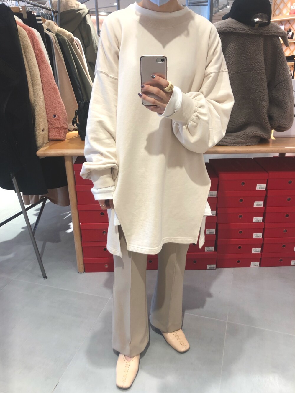 ベージュ系のその他パンツ、ホワイト系のTシャツ/カットソー、ホワイト系のスウェットを着用したレディースの秋コーディネートの1枚目の写真